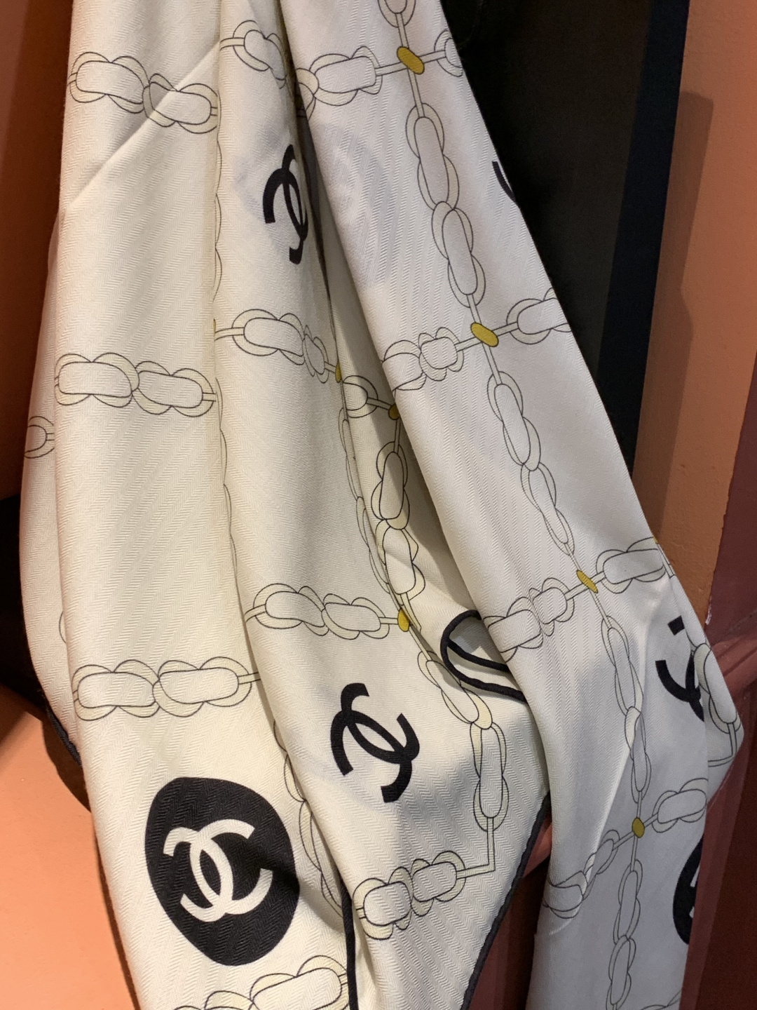 高级成衣系列～Chanel  【140双面同色丝绒披肩】 此系列谱写一曲自由轻灵的赞歌 本系列作品创新演绎品牌的风格符号