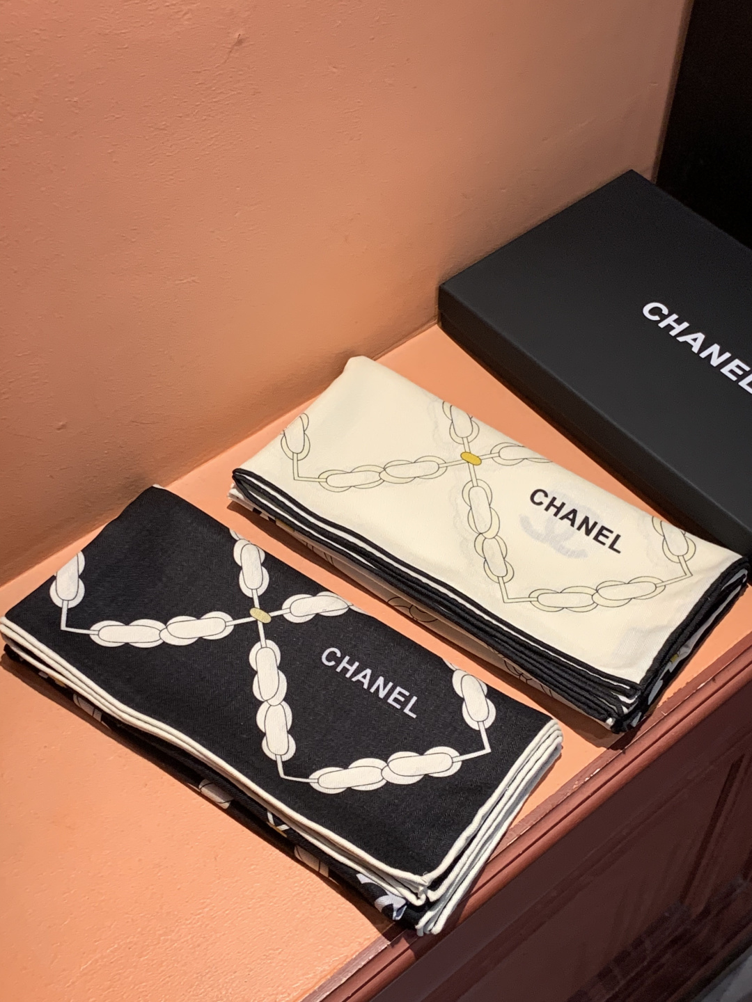 高级成衣系列～Chanel  【140双面同色丝绒披肩】 此系列谱写一曲自由轻灵的赞歌 本系列作品创新演绎品牌的风格符号