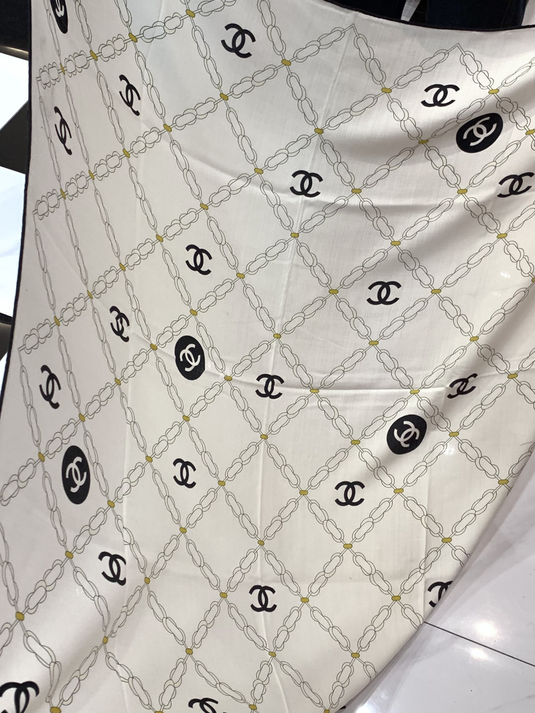 高级成衣系列～Chanel  【140双面同色丝绒披肩】 此系列谱写一曲自由轻灵的赞歌 本系列作品创新演绎品牌的风格符号