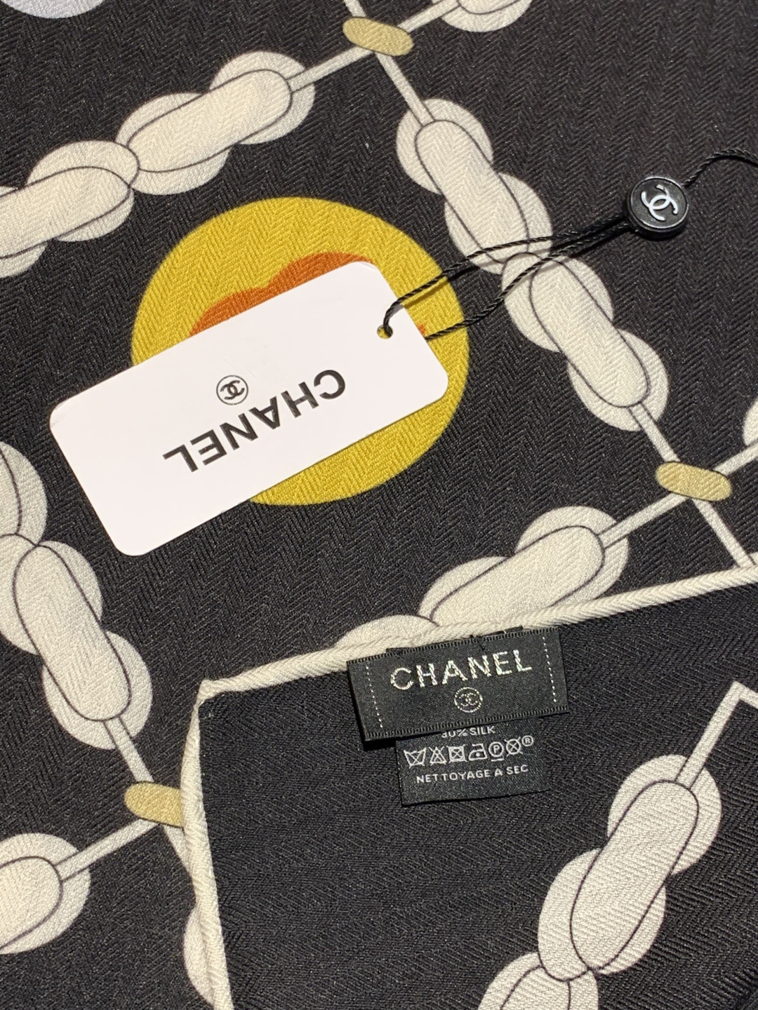 高级成衣系列～Chanel  【140双面同色丝绒披肩】 此系列谱写一曲自由轻灵的赞歌 本系列作品创新演绎品牌的风格符号