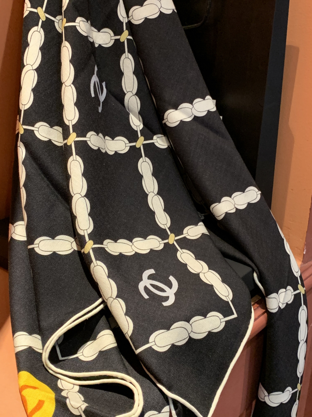 高级成衣系列～Chanel  【140双面同色丝绒披肩】 此系列谱写一曲自由轻灵的赞歌 本系列作品创新演绎品牌的风格符号