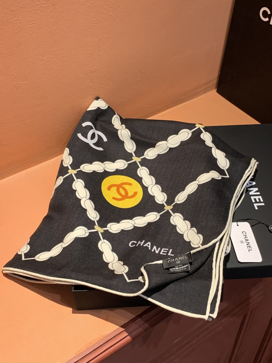高级成衣系列～Chanel  【140双面同色丝绒披肩】 此系列谱写一曲自由轻灵的赞歌 本系列作品创新演绎品牌的风格符号