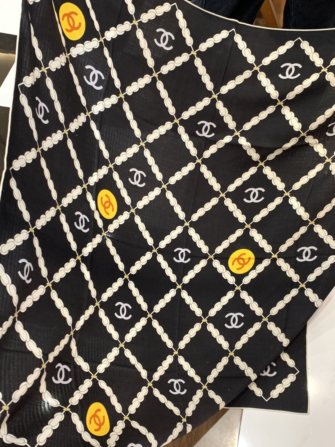高级成衣系列～Chanel  【140双面同色丝绒披肩】 此系列谱写一曲自由轻灵的赞歌 本系列作品创新演绎品牌的风格符号