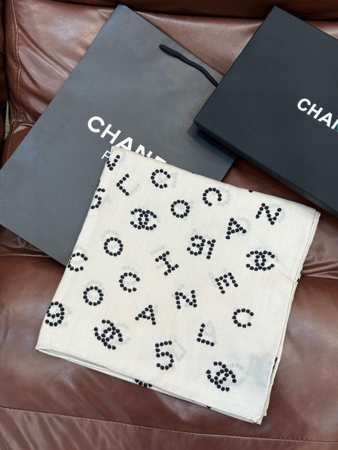 Chanel-丝绒双面方巾 【140双面同色】 出道即巅峰🐂火爆到一条难求🖤 高级感十足的字母CC，和一切经典元素争锋的