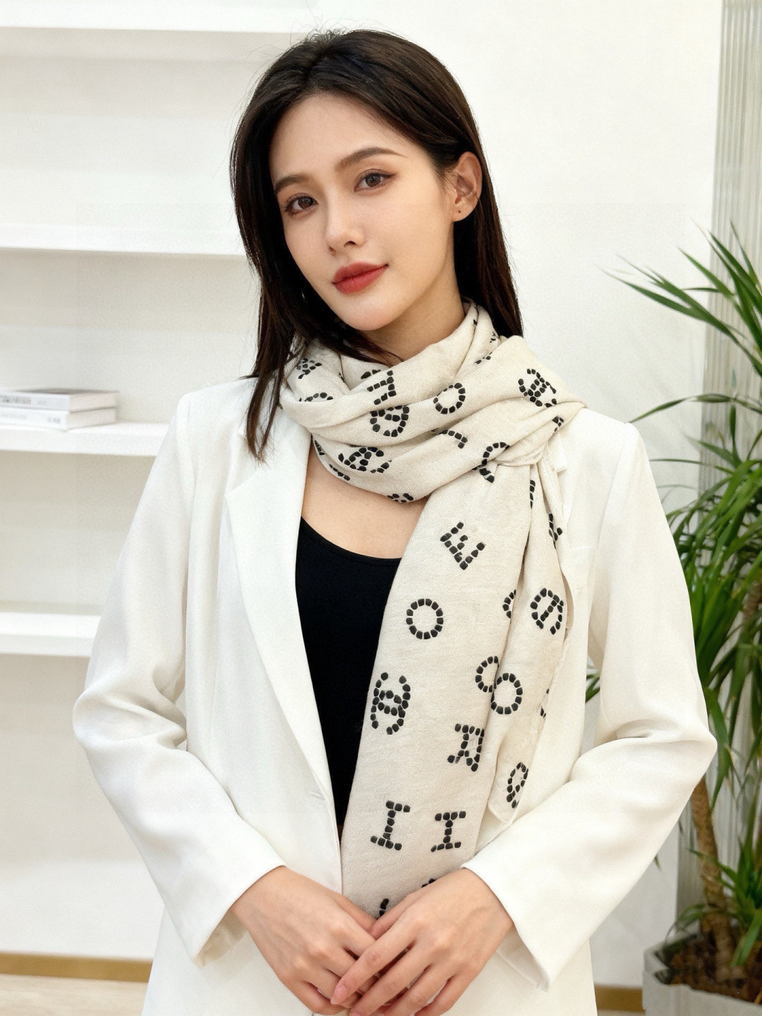 Chanel-丝绒双面方巾 【140双面同色】 出道即巅峰🐂火爆到一条难求🖤 高级感十足的字母CC，和一切经典元素争锋的