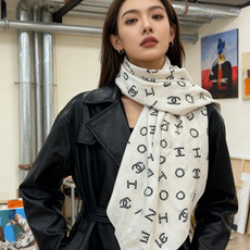 Chanel-丝绒双面方巾 【140双面同色】 出道即巅峰🐂火爆到一条难求🖤 高级感十足的字母CC,和一切经典元素争锋的 Chanel-丝绒双面方巾 【140双面同色】 出道即巅峰🐂火爆到一条难求🖤 高级感十足的字母CC,和一切经典元素争锋的