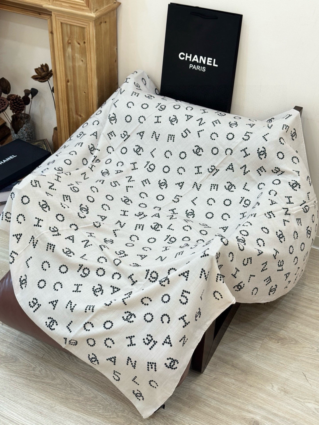 Chanel-丝绒双面方巾 【140双面同色】 出道即巅峰🐂火爆到一条难求🖤 高级感十足的字母CC，和一切经典元素争锋的