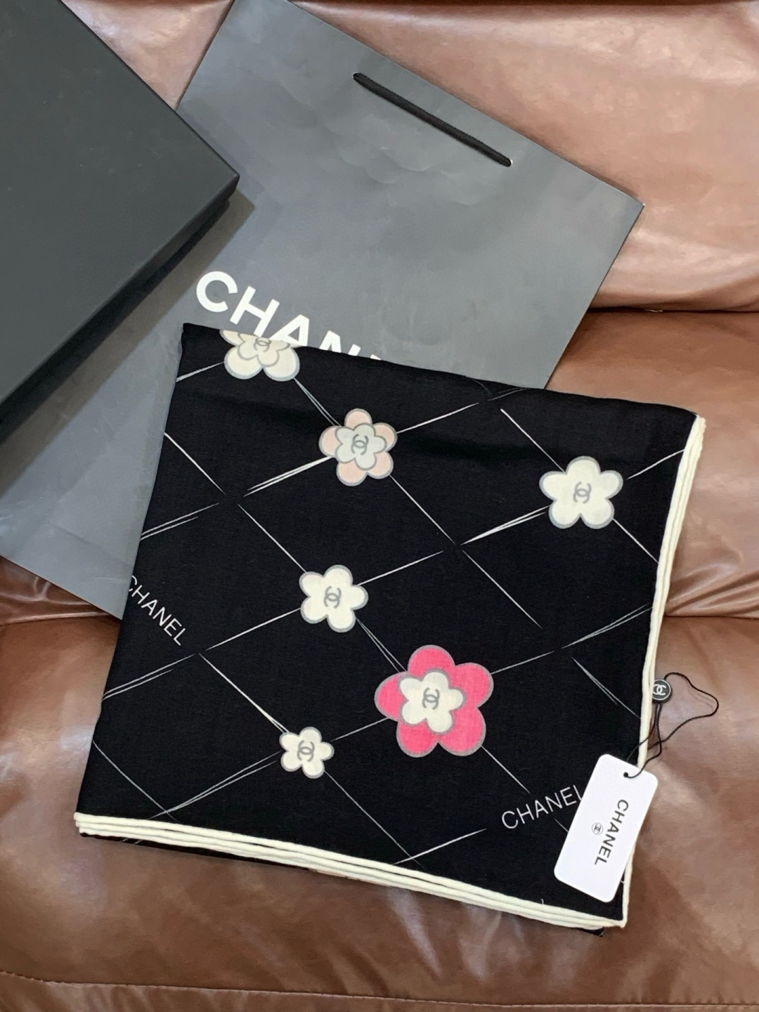 📦新款💖💖🏻🏻【山茶花印花140】140丝绒双面同色印花方巾‼️抢‼️VIP推荐 ‼️下手一定要快【高端 大爱 ‼️纯羊
