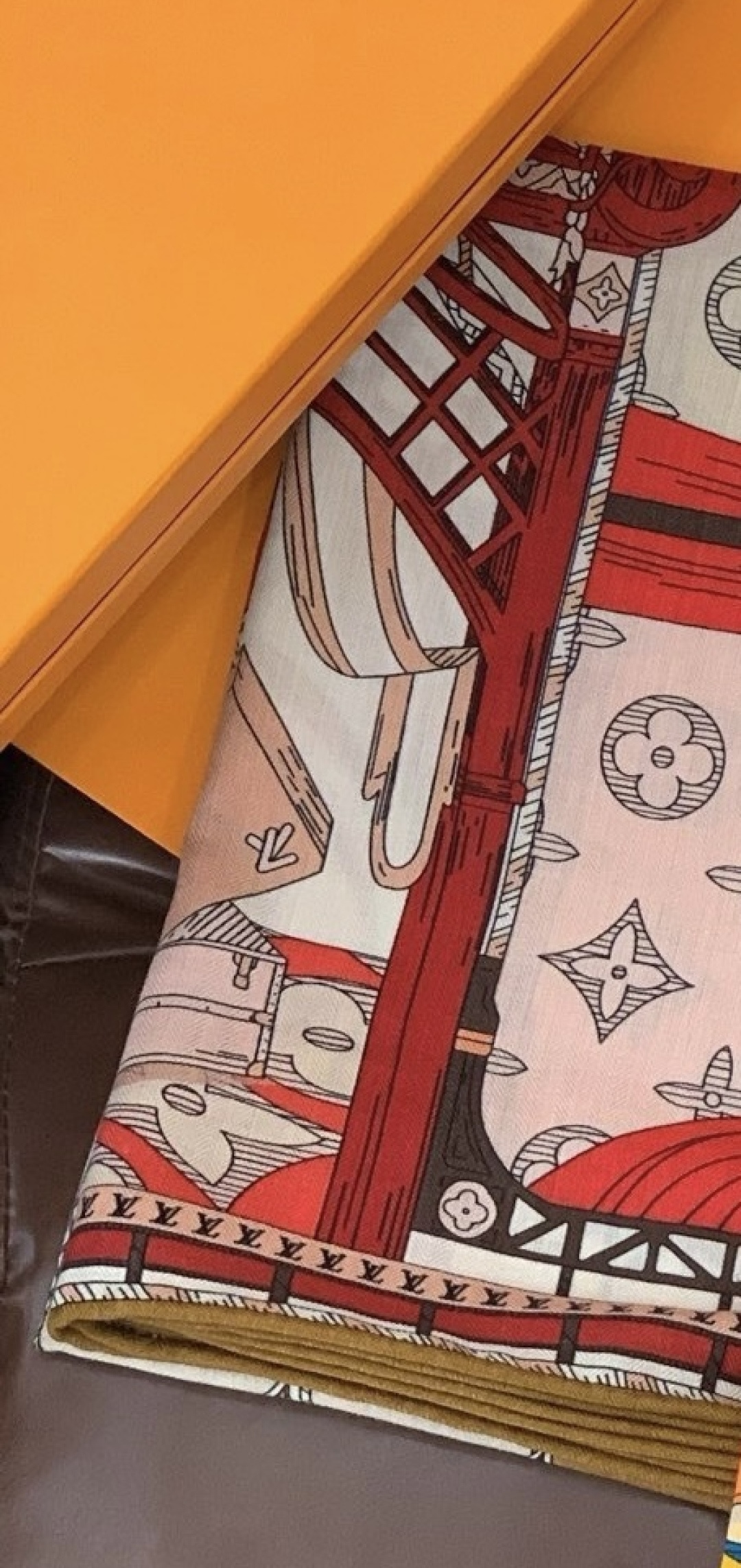 LV x TM 140披肩 【140顶级丝绒双面同色披肩】 本款L Multicolor披肩出自路易威登与知名日本艺术家