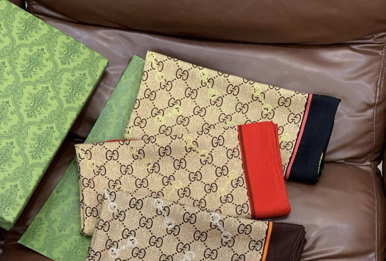 Gucci~140双面丝绒披肩 马衔扣细节和GG图案以精致色调匠心呈献,意在向品牌与马术世界的深厚渊源致敬。这款方巾以真 Gucci~140双面丝绒披肩 马衔扣细节和GG图案以精致色调匠心呈献,意在向品牌与马术世界的深厚渊源致敬。这款方巾以真