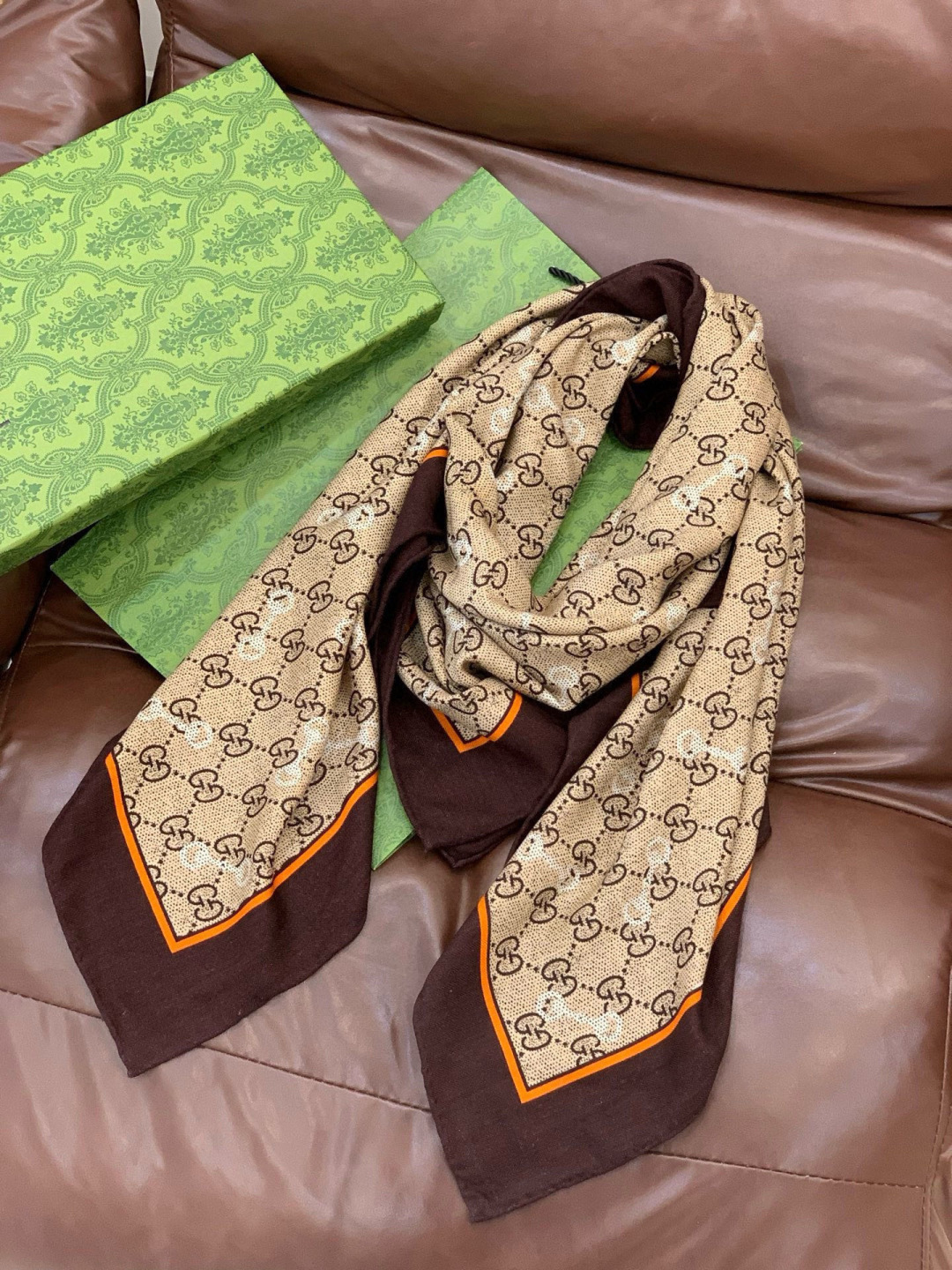 Gucci~140双面丝绒披肩 马衔扣细节和GG图案以精致色调匠心呈献，意在向品牌与马术世界的深厚渊源致敬。这款方巾以真