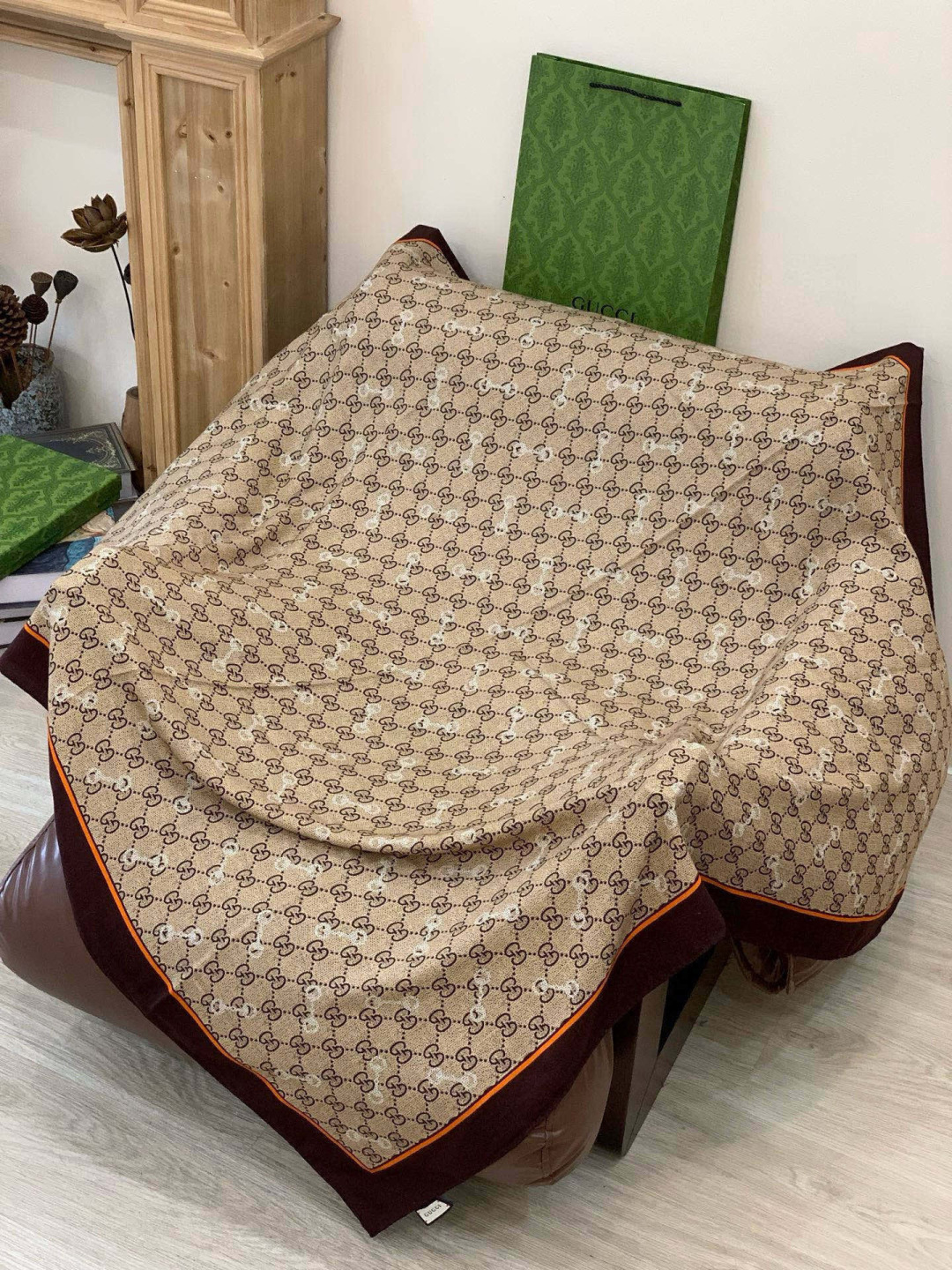 Gucci~140双面丝绒披肩 马衔扣细节和GG图案以精致色调匠心呈献，意在向品牌与马术世界的深厚渊源致敬。这款方巾以真