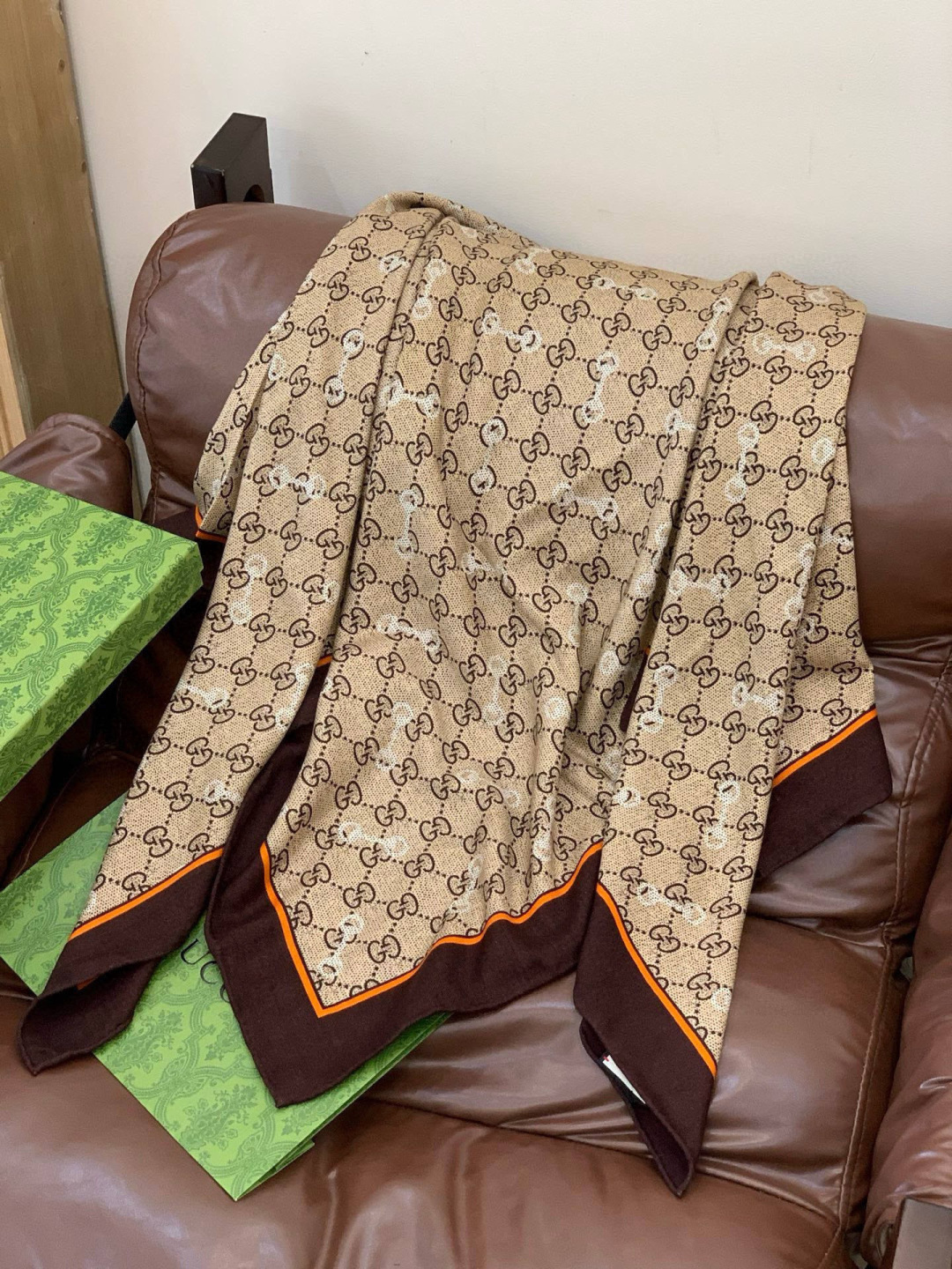 Gucci~140双面丝绒披肩 马衔扣细节和GG图案以精致色调匠心呈献，意在向品牌与马术世界的深厚渊源致敬。这款方巾以真
