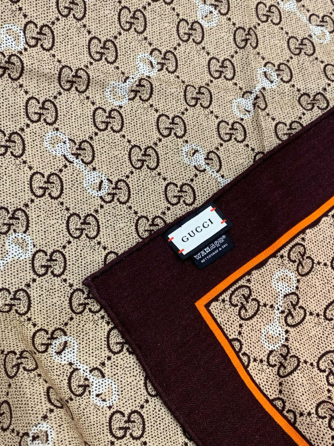 Gucci~140双面丝绒披肩 马衔扣细节和GG图案以精致色调匠心呈献，意在向品牌与马术世界的深厚渊源致敬。这款方巾以真
