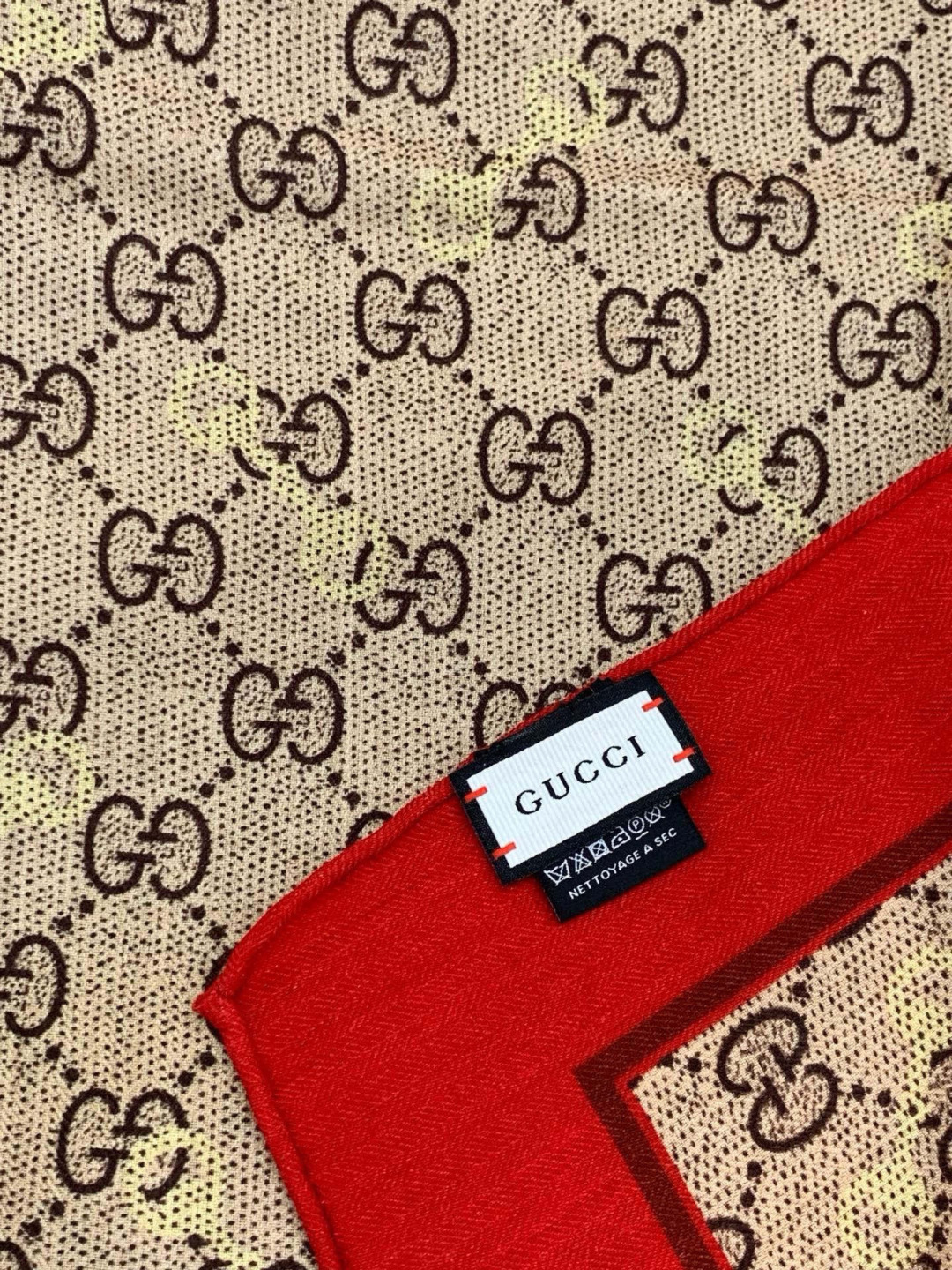 Gucci~140双面丝绒披肩 马衔扣细节和GG图案以精致色调匠心呈献，意在向品牌与马术世界的深厚渊源致敬。这款方巾以真