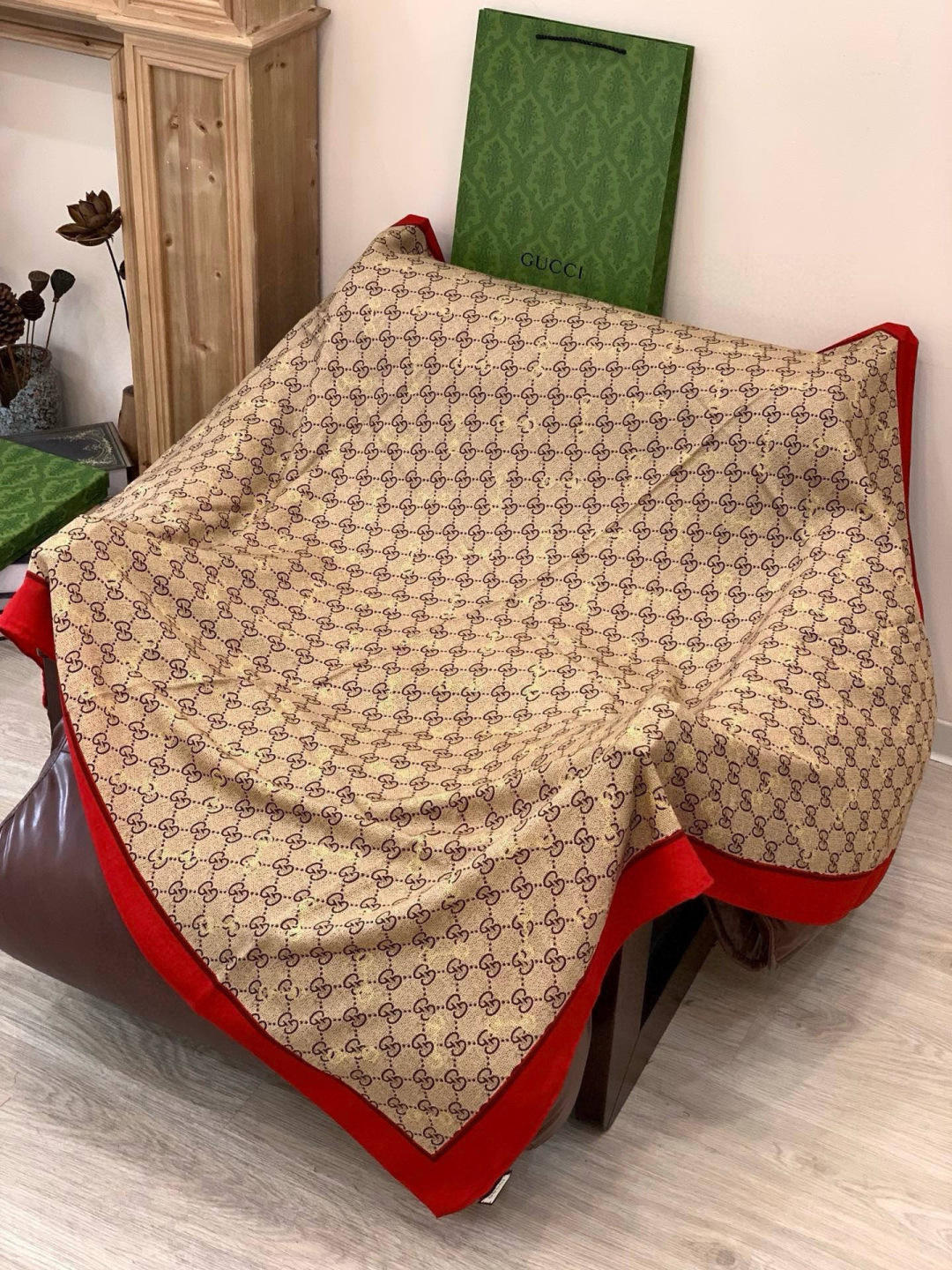 Gucci~140双面丝绒披肩 马衔扣细节和GG图案以精致色调匠心呈献，意在向品牌与马术世界的深厚渊源致敬。这款方巾以真