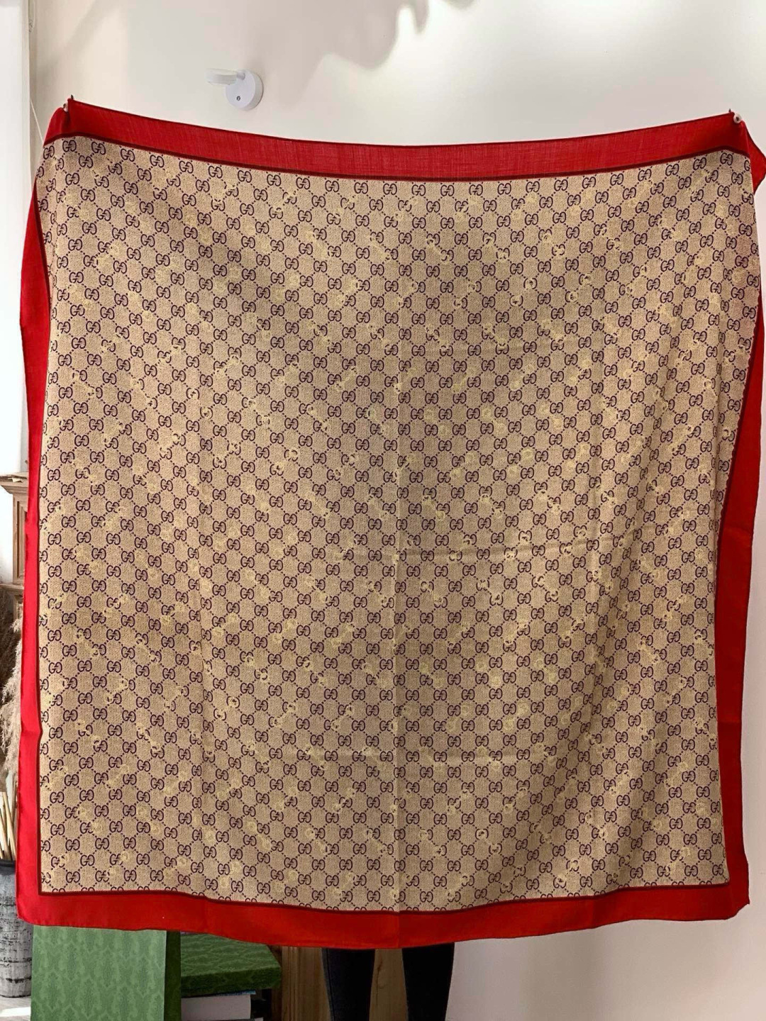 Gucci~140双面丝绒披肩 马衔扣细节和GG图案以精致色调匠心呈献，意在向品牌与马术世界的深厚渊源致敬。这款方巾以真