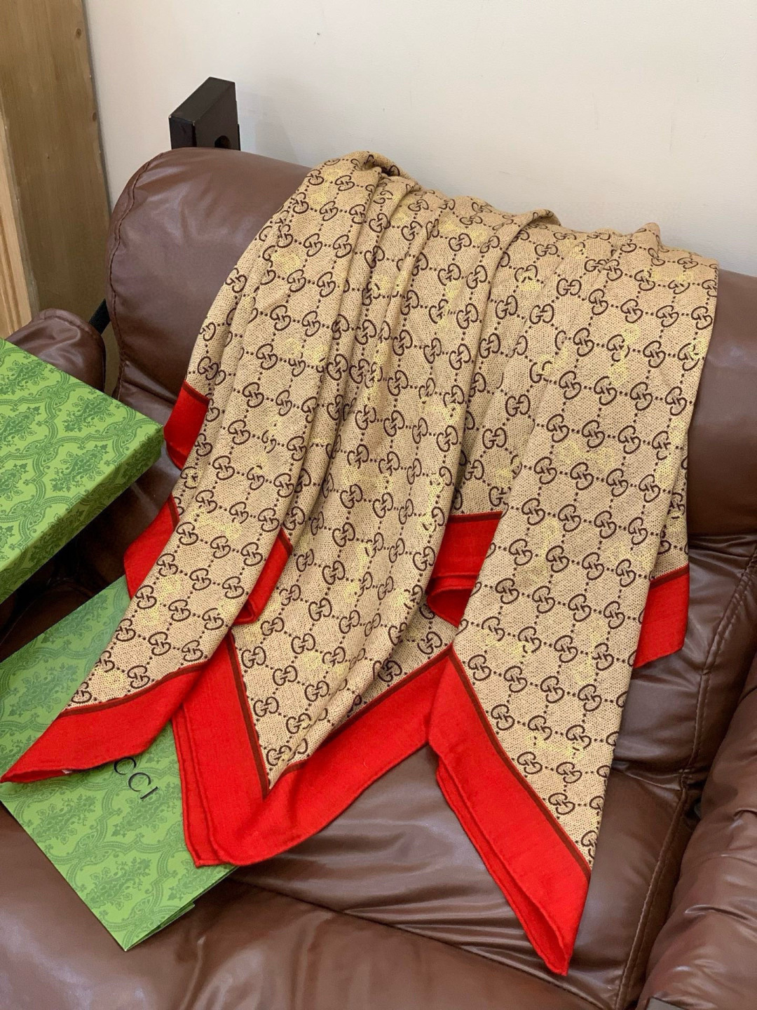 Gucci~140双面丝绒披肩 马衔扣细节和GG图案以精致色调匠心呈献，意在向品牌与马术世界的深厚渊源致敬。这款方巾以真