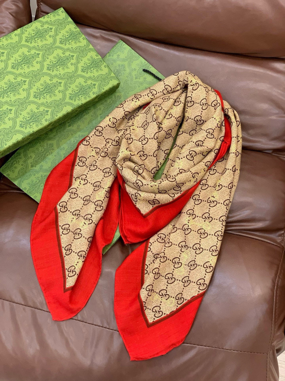 Gucci~140双面丝绒披肩 马衔扣细节和GG图案以精致色调匠心呈献，意在向品牌与马术世界的深厚渊源致敬。这款方巾以真