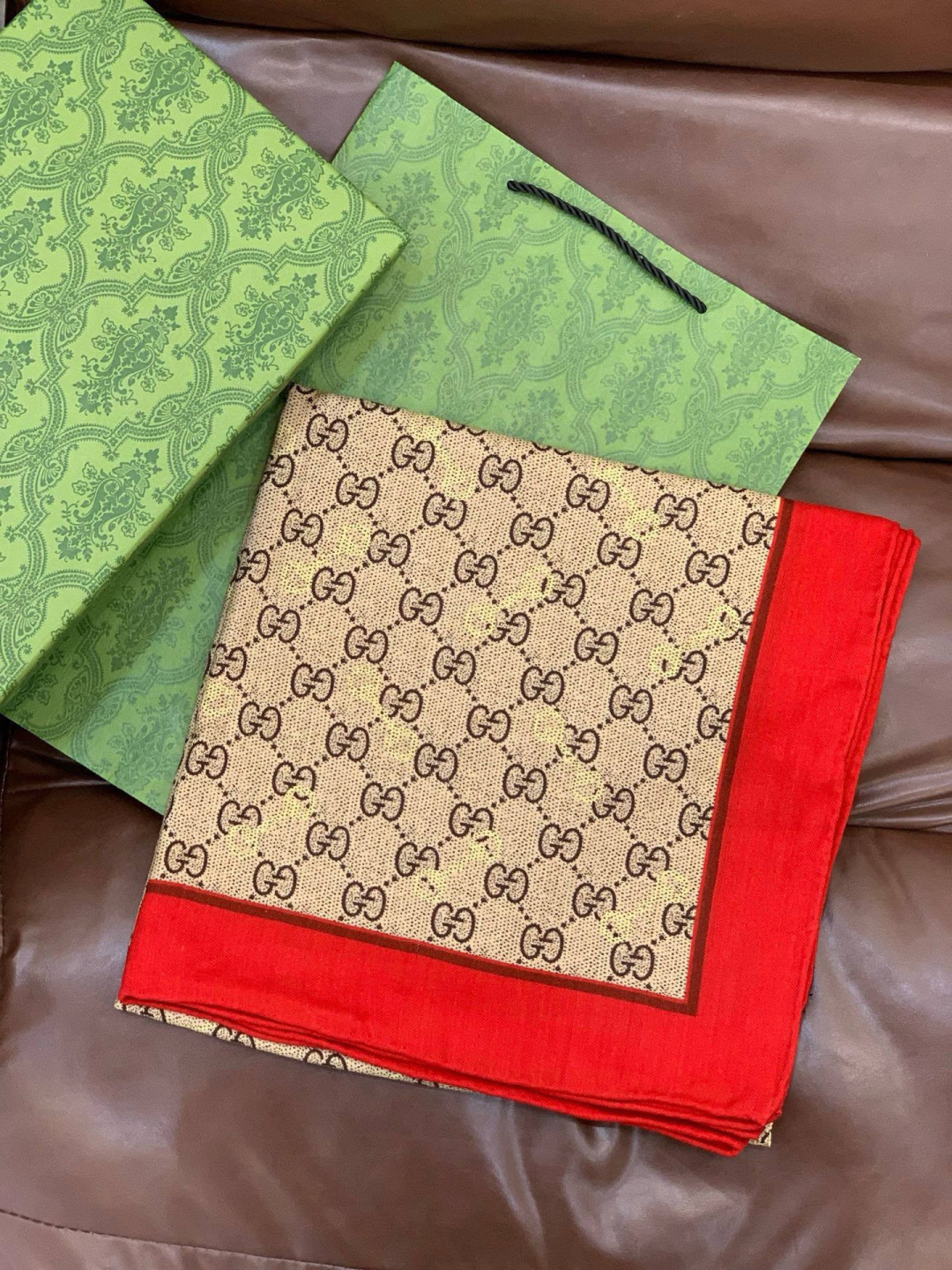 Gucci~140双面丝绒披肩 马衔扣细节和GG图案以精致色调匠心呈献，意在向品牌与马术世界的深厚渊源致敬。这款方巾以真