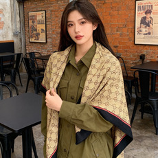 Gucci~140双面丝绒披肩 马衔扣细节和GG图案以精致色调匠心呈献,意在向品牌与马术世界的深厚渊源致敬。这款方巾以真 Gucci~140双面丝绒披肩 马衔扣细节和GG图案以精致色调匠心呈献,意在向品牌与马术世界的深厚渊源致敬。这款方巾以真