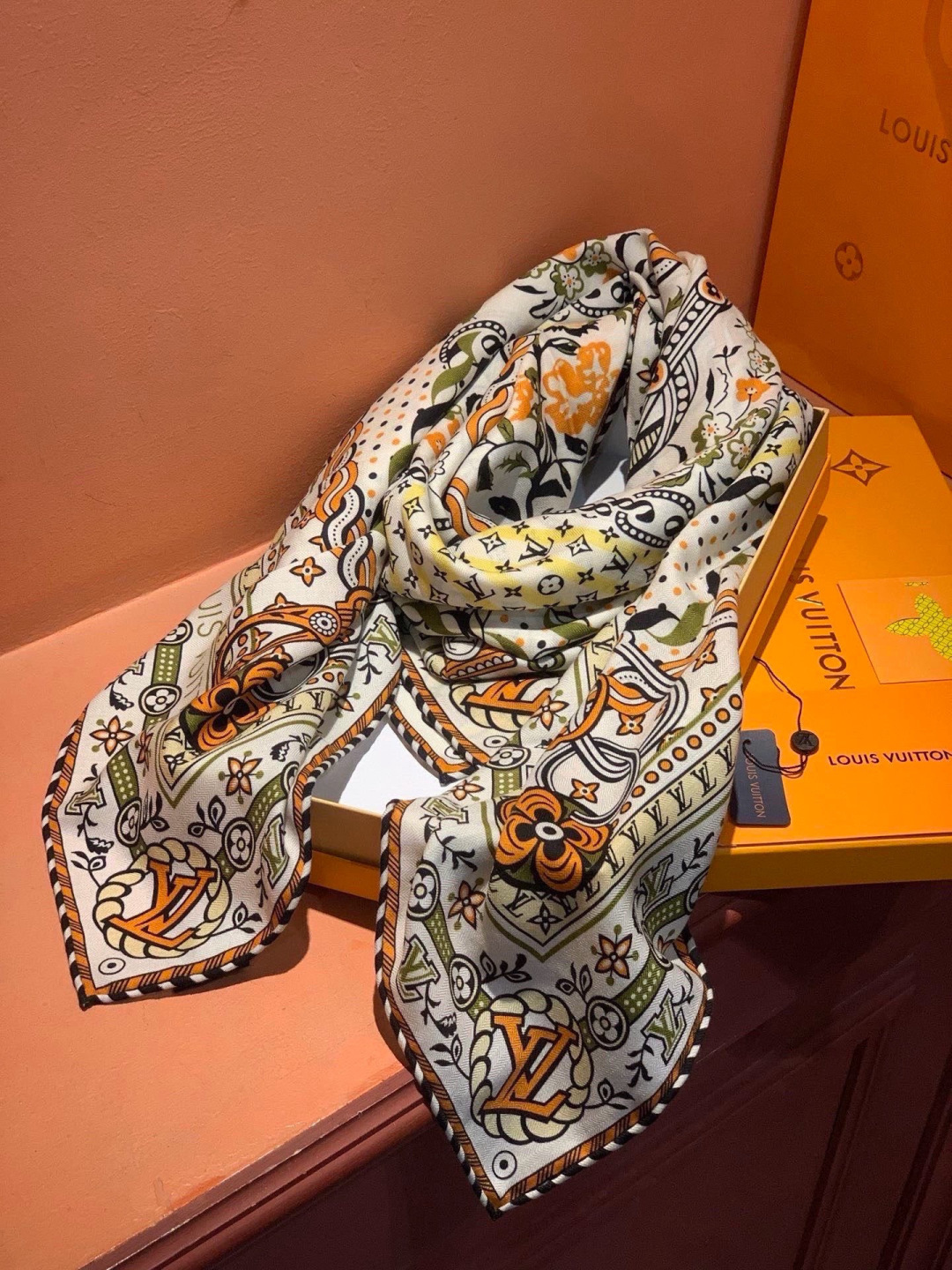 LV x TM 140披肩 【140顶级丝绒双面同色披肩】 本款L Multicolor披肩出自路易威登与知名日本艺术家 LV x TM 140披肩 【140顶级丝绒双面同色披肩】 本款L Multicolor披肩出自路易威登与知名日本艺术家