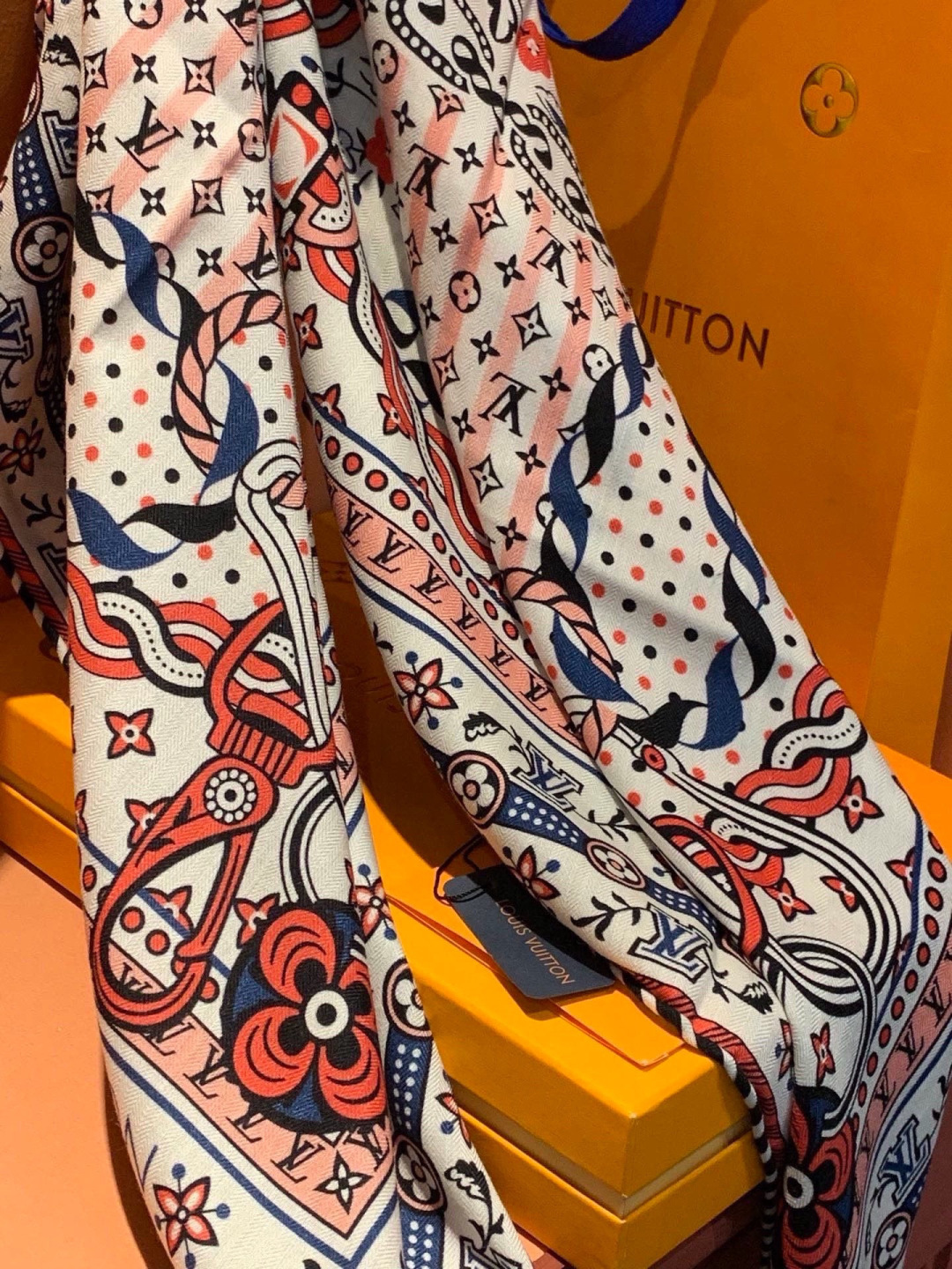LV x TM 140披肩 【140顶级丝绒双面同色披肩】 本款L Multicolor披肩出自路易威登与知名日本艺术家