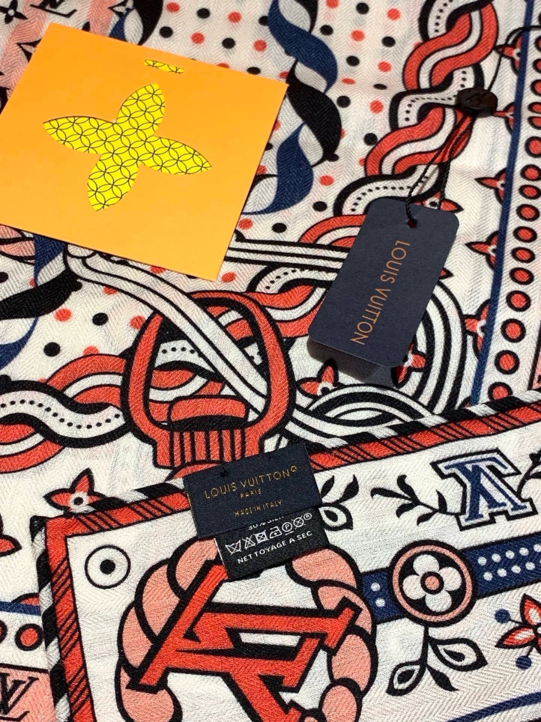 LV x TM 140披肩 【140顶级丝绒双面同色披肩】 本款L Multicolor披肩出自路易威登与知名日本艺术家