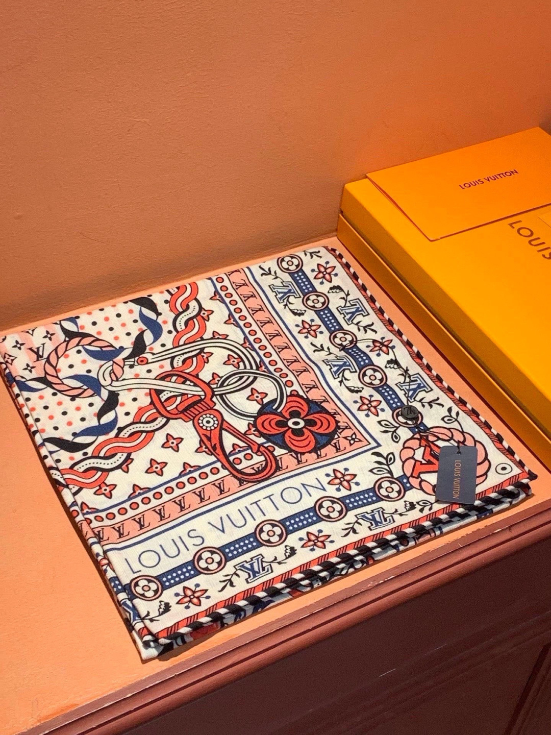 LV x TM 140披肩 【140顶级丝绒双面同色披肩】 本款L Multicolor披肩出自路易威登与知名日本艺术家