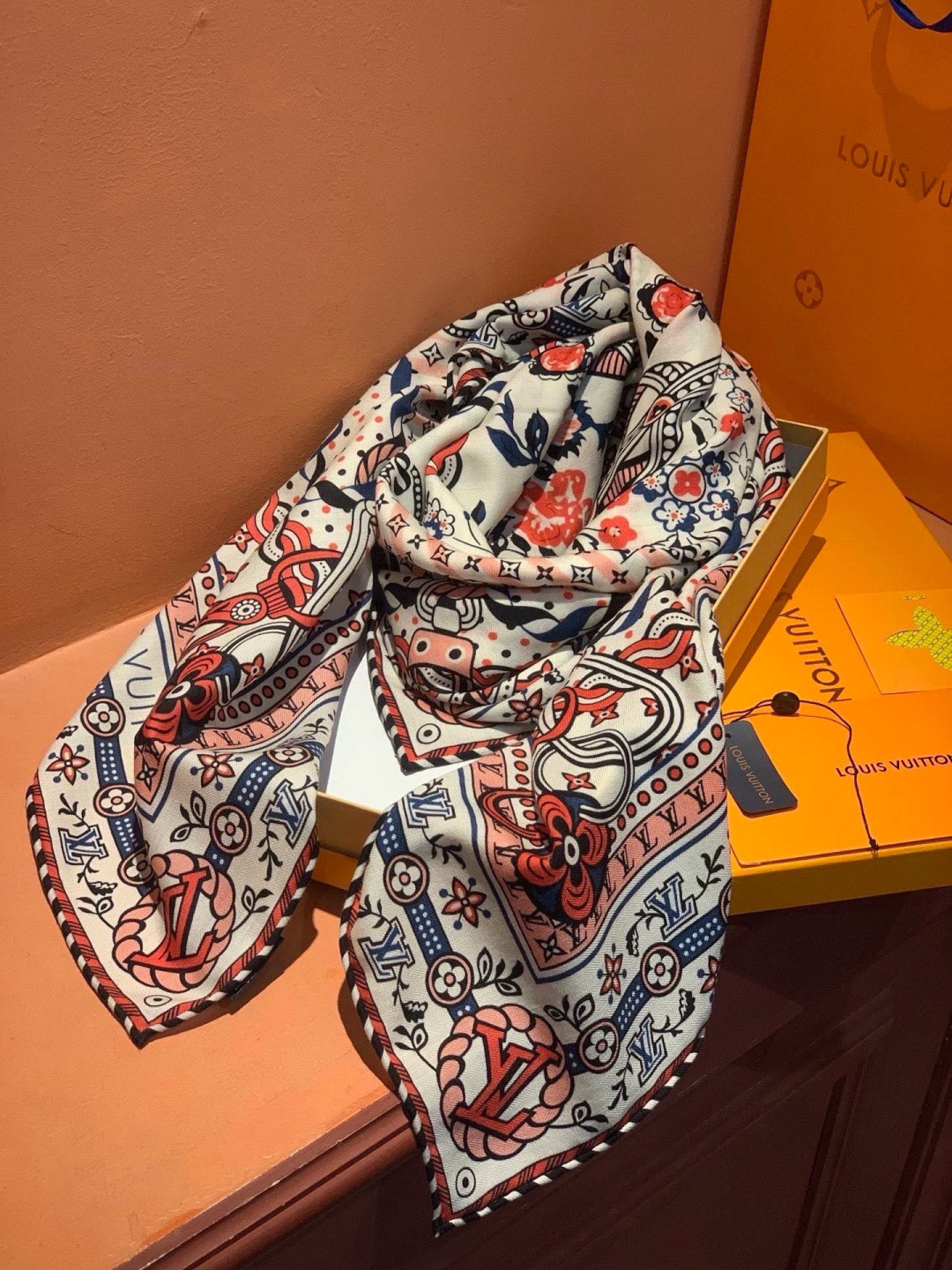 LV x TM 140披肩 【140顶级丝绒双面同色披肩】 本款L Multicolor披肩出自路易威登与知名日本艺术家