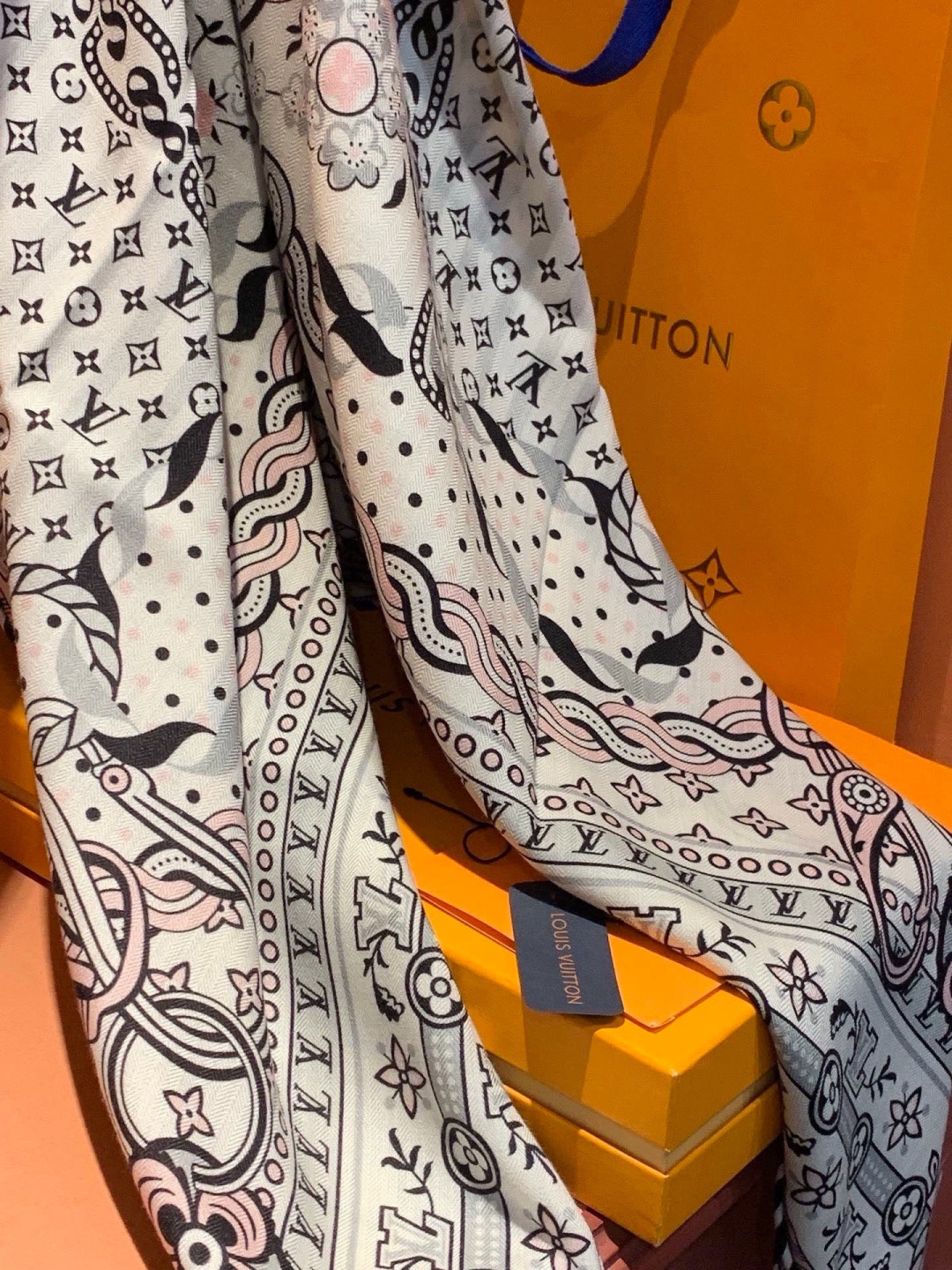LV x TM 140披肩 【140顶级丝绒双面同色披肩】 本款L Multicolor披肩出自路易威登与知名日本艺术家