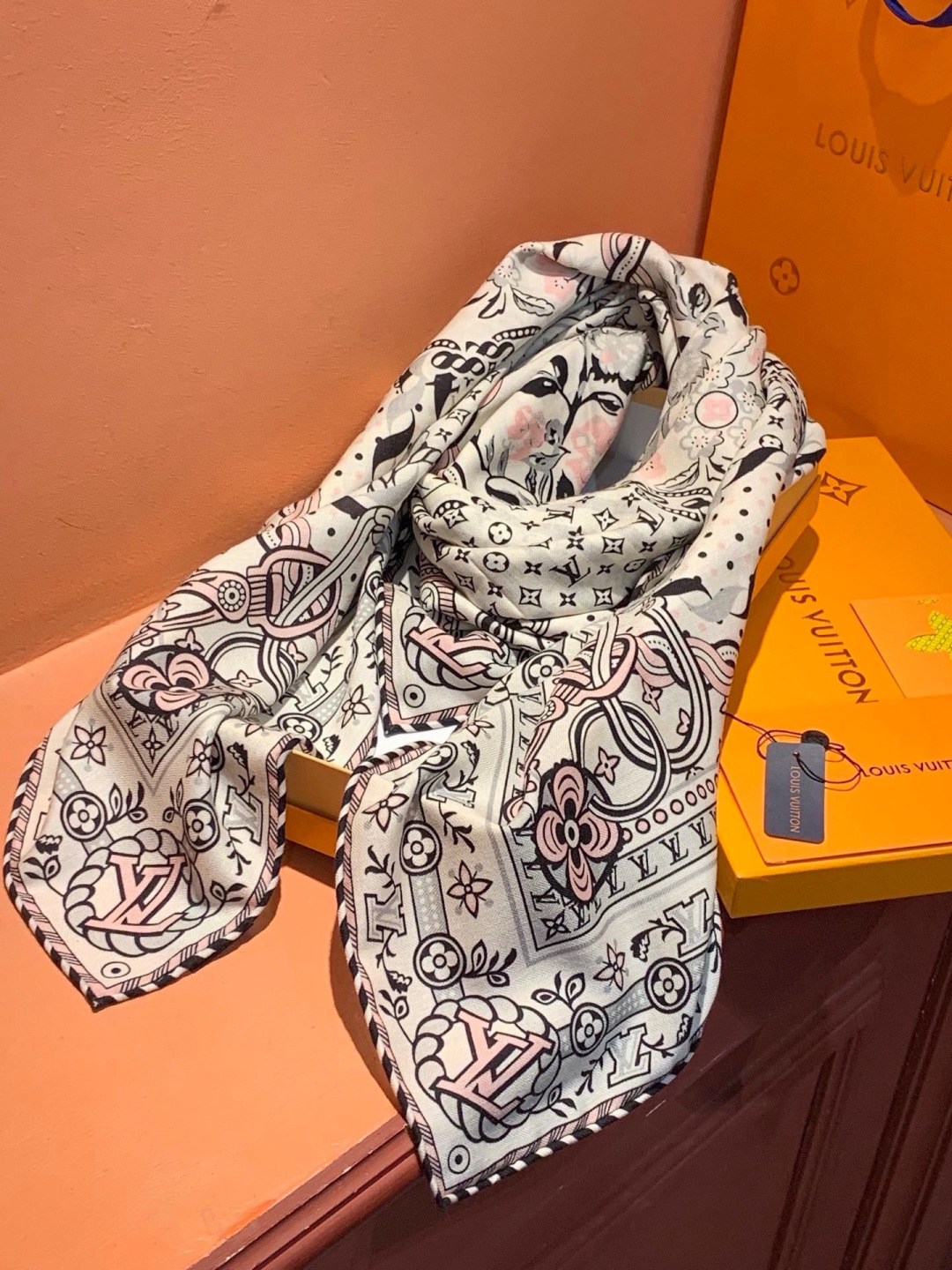 LV x TM 140披肩 【140顶级丝绒双面同色披肩】 本款L Multicolor披肩出自路易威登与知名日本艺术家
