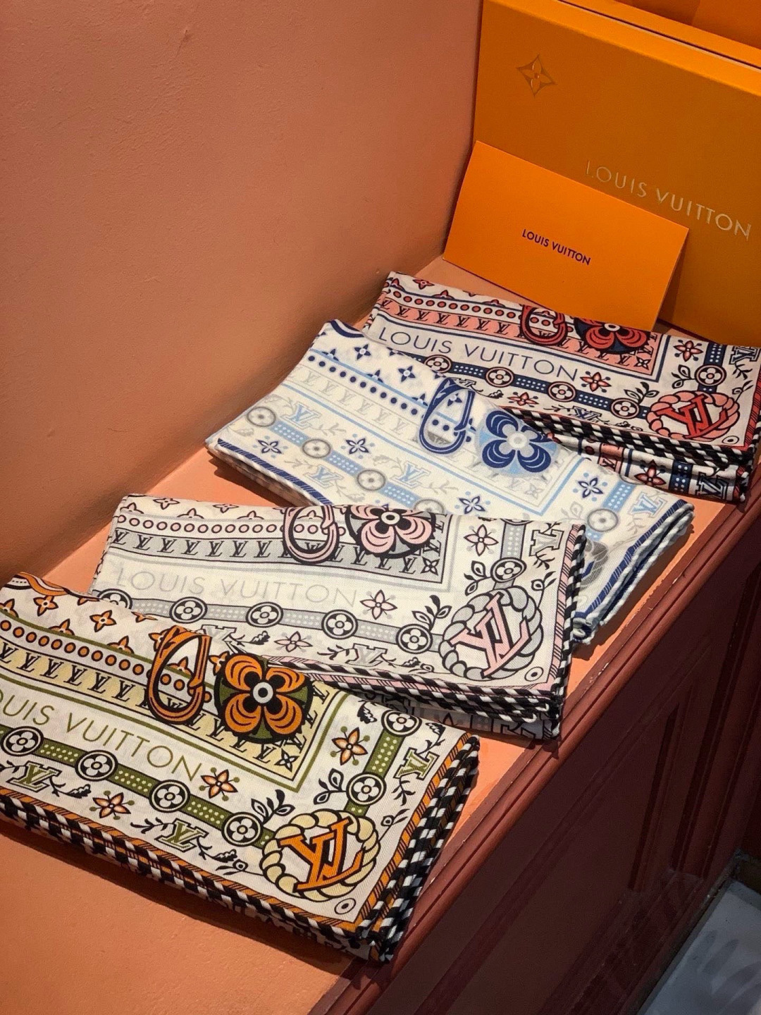 LV x TM 140披肩 【140顶级丝绒双面同色披肩】 本款L Multicolor披肩出自路易威登与知名日本艺术家 LV x TM 140披肩 【140顶级丝绒双面同色披肩】 本款L Multicolor披肩出自路易威登与知名日本艺术家