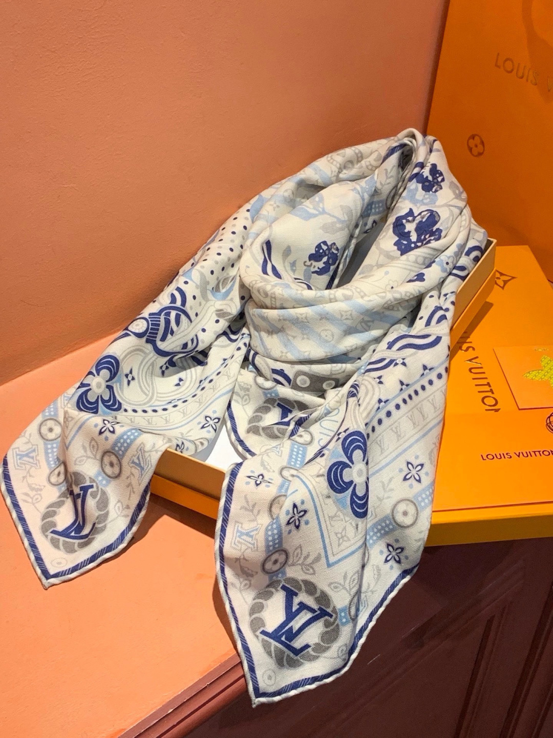 LV x TM 140披肩 【140顶级丝绒双面同色披肩】 本款L Multicolor披肩出自路易威登与知名日本艺术家 LV x TM 140披肩 【140顶级丝绒双面同色披肩】 本款L Multicolor披肩出自路易威登与知名日本艺术家