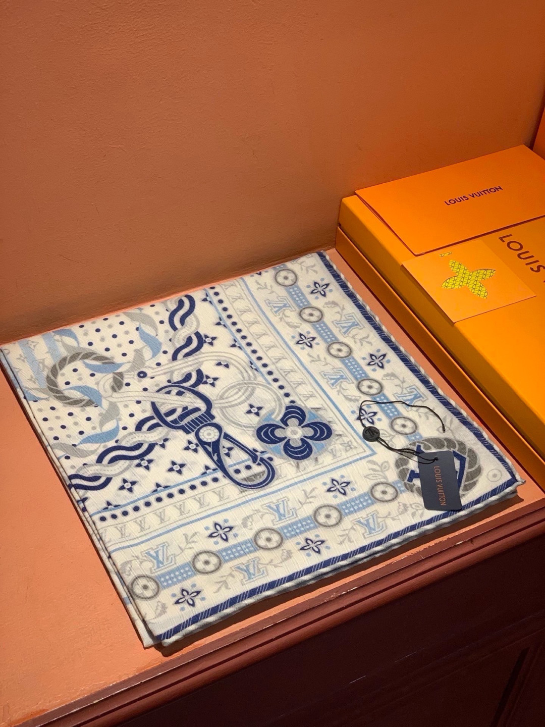 LV x TM 140披肩 【140顶级丝绒双面同色披肩】 本款L Multicolor披肩出自路易威登与知名日本艺术家 LV x TM 140披肩 【140顶级丝绒双面同色披肩】 本款L Multicolor披肩出自路易威登与知名日本艺术家