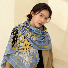 新款爱马仕四季之王的加冕140*140cm,双面同色印花,高端的重磅丝羊绒面料,正反两面效果一样,70%羊绒+30%真丝 新款爱马仕四季之王的加冕140*140cm,双面同色印花,高端的重磅丝羊绒面料,正反两面效果一样,70%羊绒+30%真丝