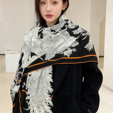 新款爱马仕四季之王的加冕140*140cm,双面同色印花,高端的重磅丝羊绒面料,正反两面效果一样,70%羊绒+30%真丝 新款爱马仕四季之王的加冕140*140cm,双面同色印花,高端的重磅丝羊绒面料,正反两面效果一样,70%羊绒+30%真丝