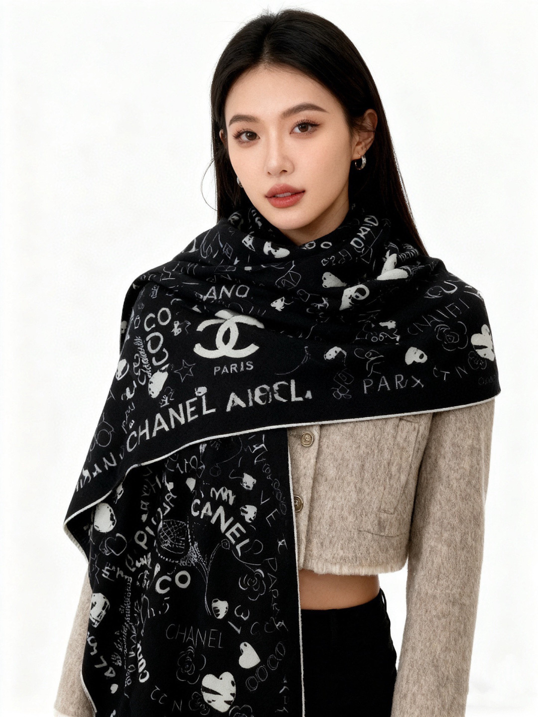 高级成衣系列~Chanel 【140双面同色丝绒披肩】 此系列谱写一曲自由轻灵的赞歌 本系列作品创新演绎品牌的风格符号 高级成衣系列~Chanel 【140双面同色丝绒披肩】 此系列谱写一曲自由轻灵的赞歌 本系列作品创新演绎品牌的风格符号