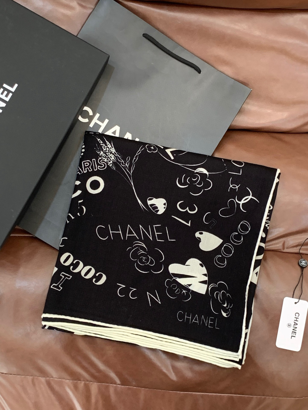 高级成衣系列~Chanel 【140双面同色丝绒披肩】 此系列谱写一曲自由轻灵的赞歌 本系列作品创新演绎品牌的风格符号 高级成衣系列~Chanel 【140双面同色丝绒披肩】 此系列谱写一曲自由轻灵的赞歌 本系列作品创新演绎品牌的风格符号