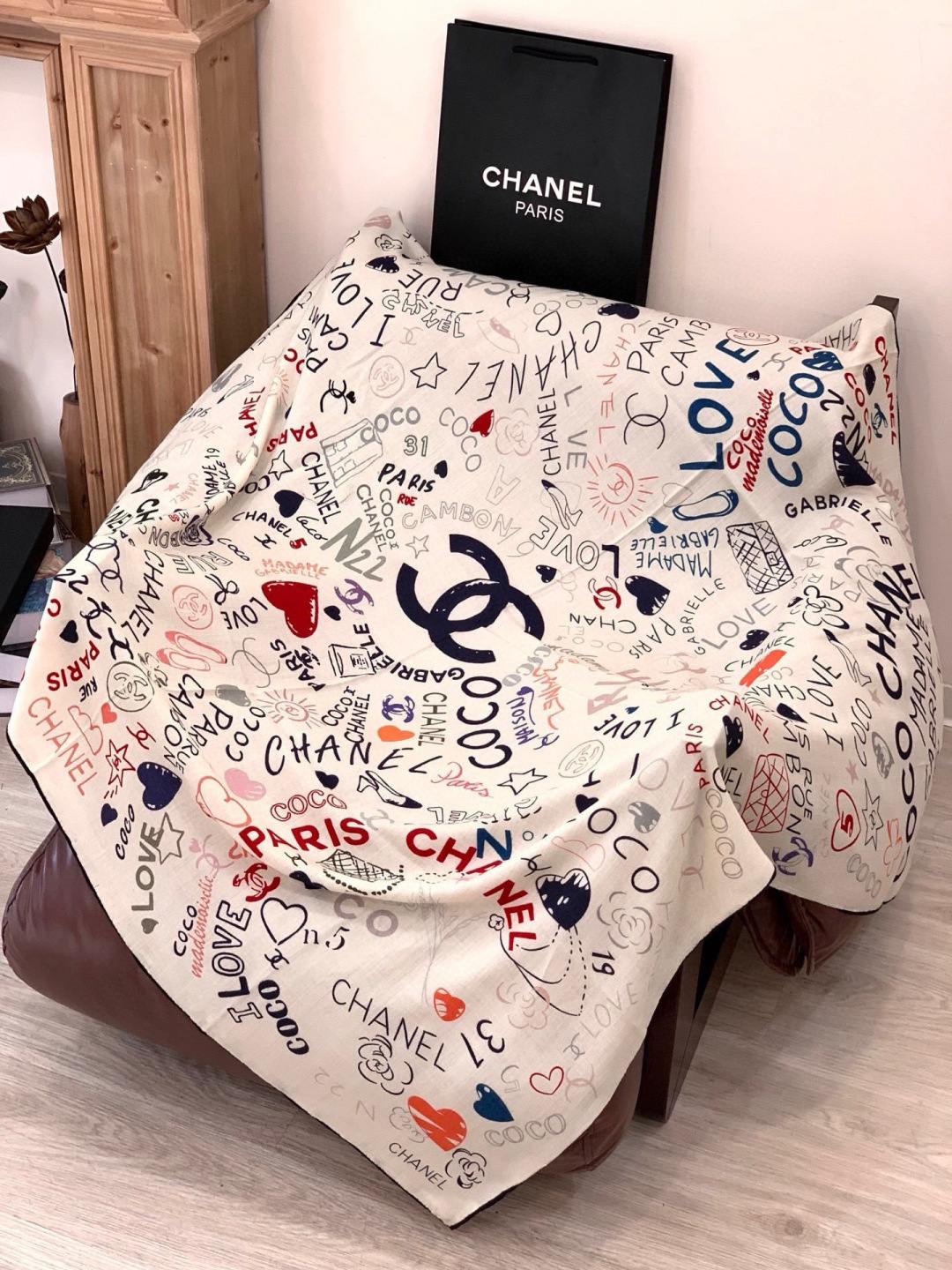 高级成衣系列～Chanel  【140双面同色丝绒披肩】 此系列谱写一曲自由轻灵的赞歌 本系列作品创新演绎品牌的风格符号