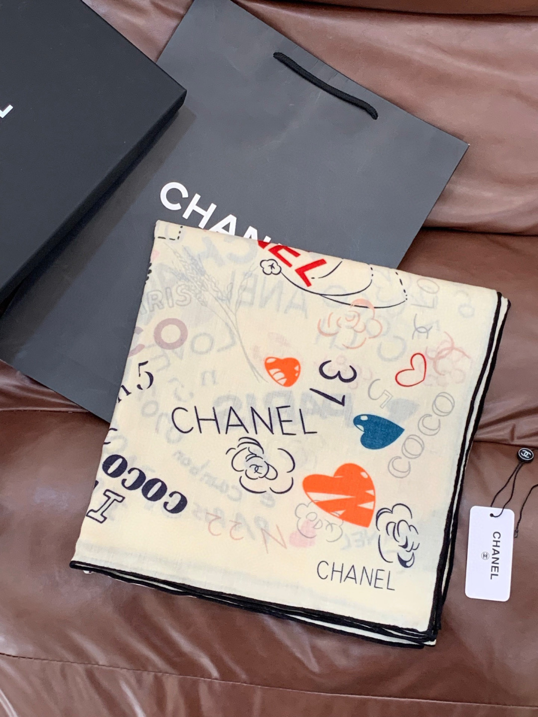 高级成衣系列～Chanel  【140双面同色丝绒披肩】 此系列谱写一曲自由轻灵的赞歌 本系列作品创新演绎品牌的风格符号