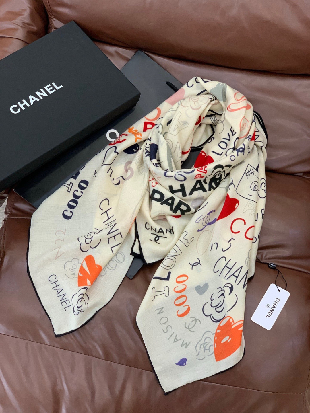 高级成衣系列～Chanel  【140双面同色丝绒披肩】 此系列谱写一曲自由轻灵的赞歌 本系列作品创新演绎品牌的风格符号