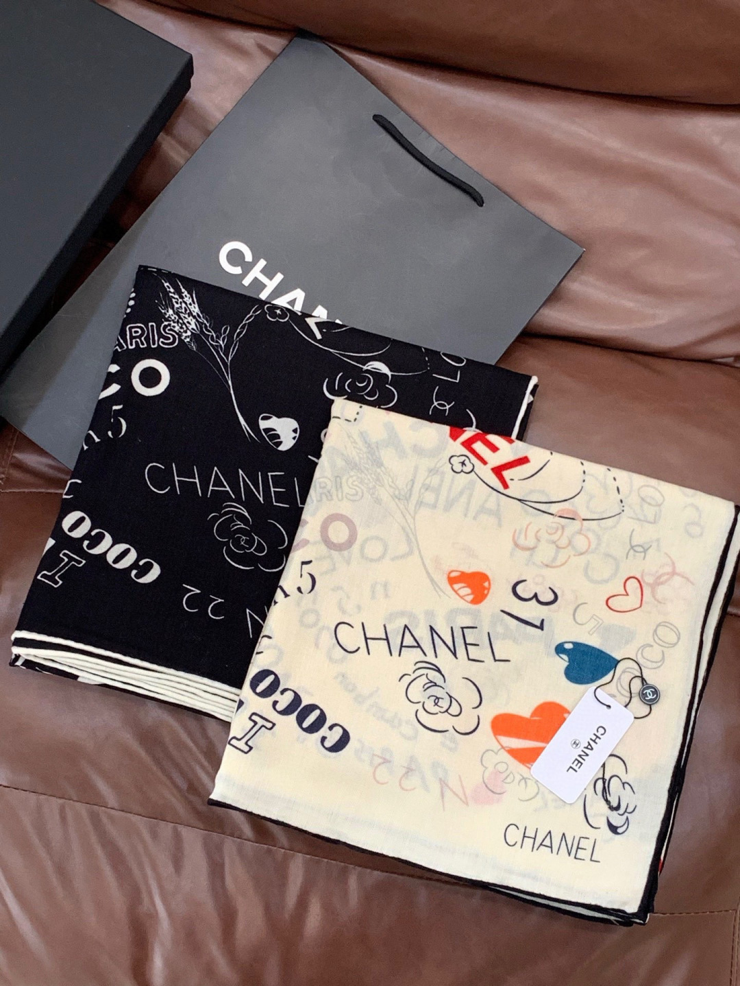 高级成衣系列～Chanel  【140双面同色丝绒披肩】 此系列谱写一曲自由轻灵的赞歌 本系列作品创新演绎品牌的风格符号