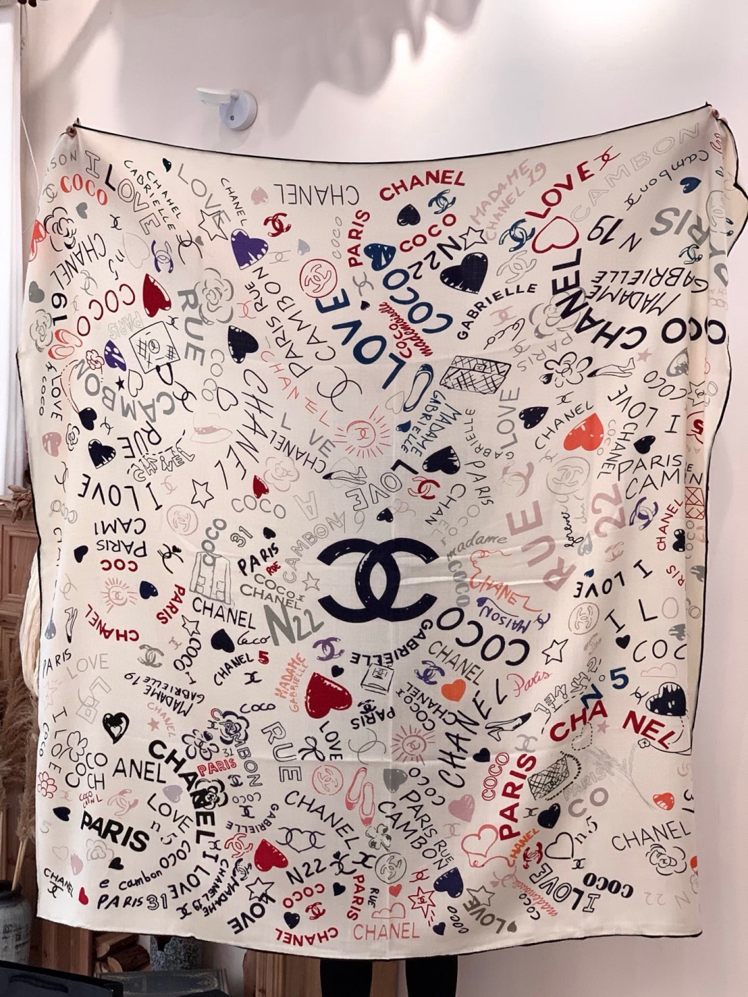 高级成衣系列～Chanel  【140双面同色丝绒披肩】 此系列谱写一曲自由轻灵的赞歌 本系列作品创新演绎品牌的风格符号