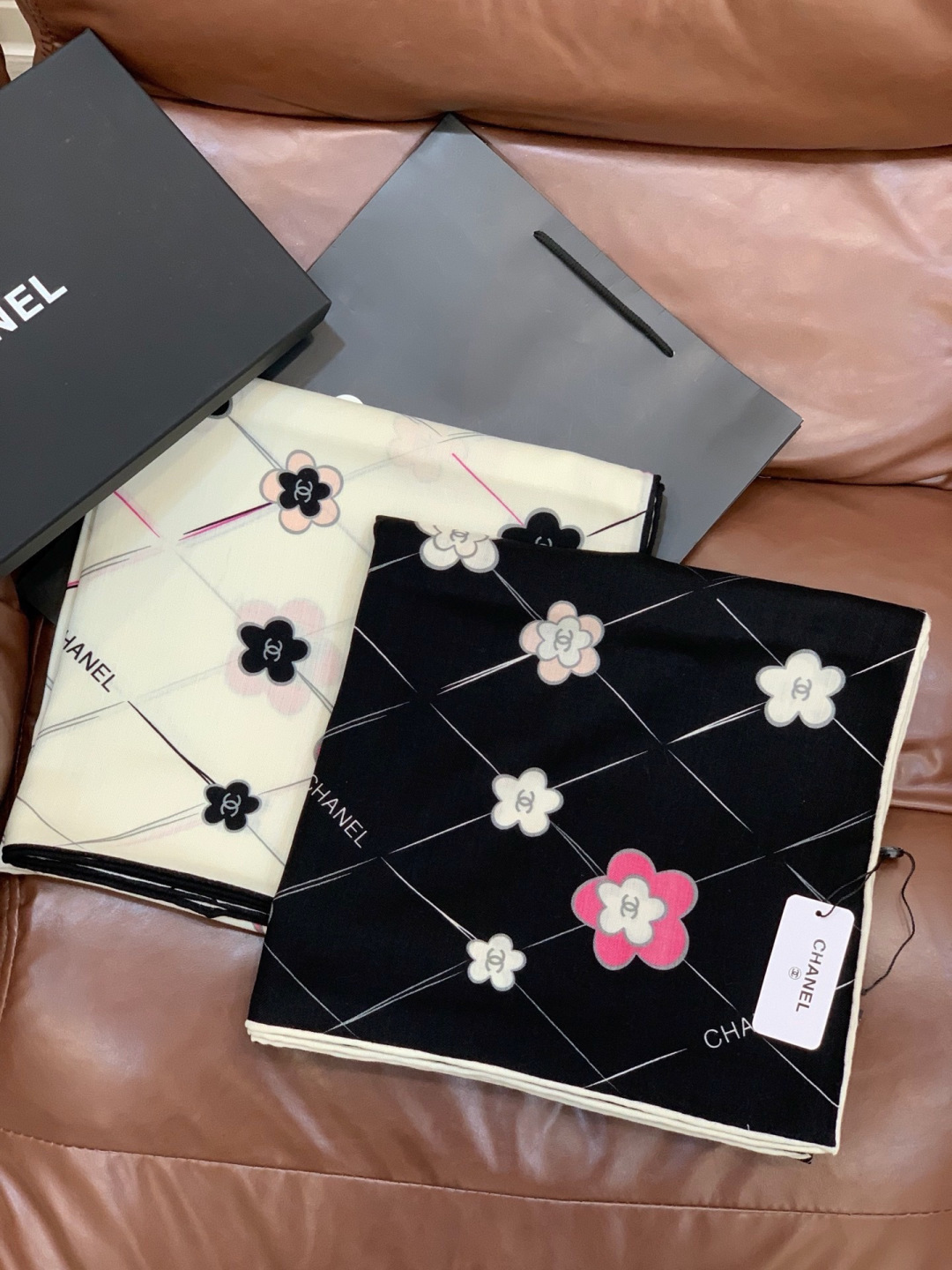 📦新款💖💖🏻🏻【山茶花印花140】140丝绒双面同色印花方巾‼️抢‼️VIP推荐 ‼️下手一定要快【高端 大爱 ‼️纯羊