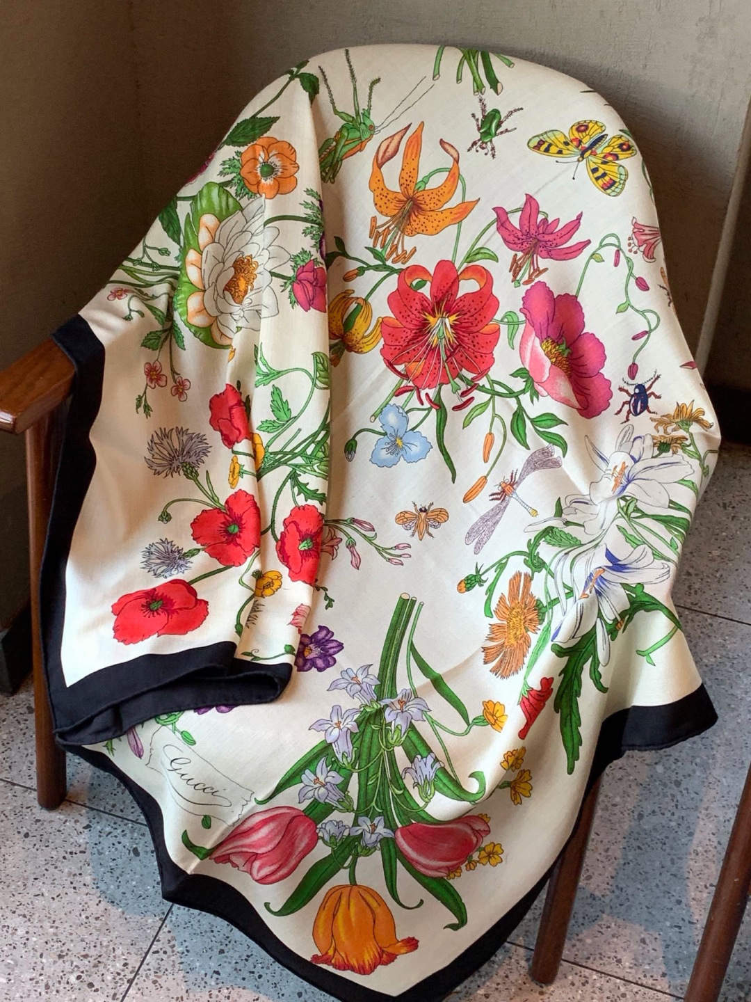 Gucci印花方巾 【双面同色印花】 春夏系列倾情推出活力十足的配饰，这款缀饰Gucci Flora花卉图案的方巾便是其