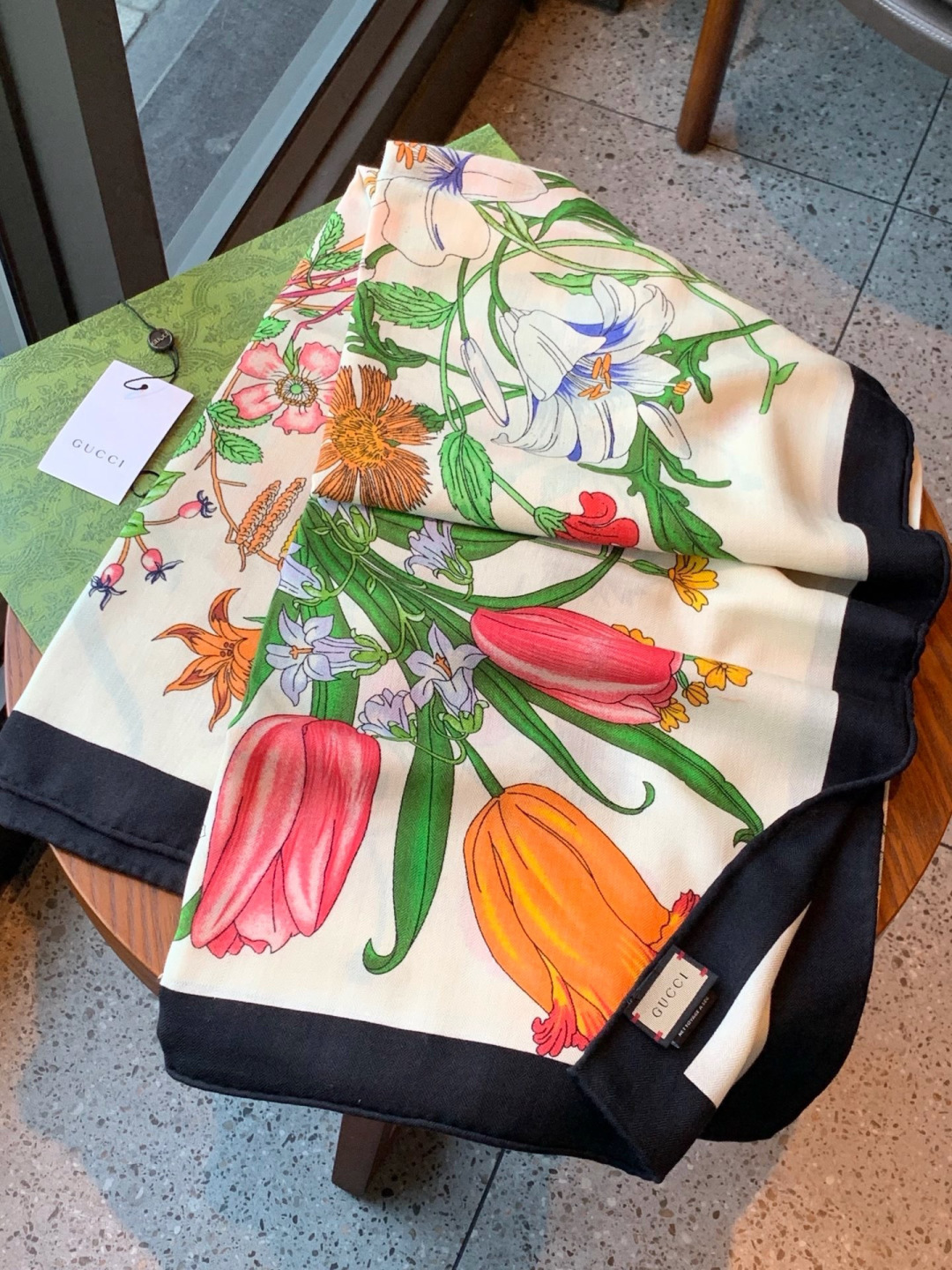 Gucci印花方巾 【双面同色印花】 春夏系列倾情推出活力十足的配饰，这款缀饰Gucci Flora花卉图案的方巾便是其