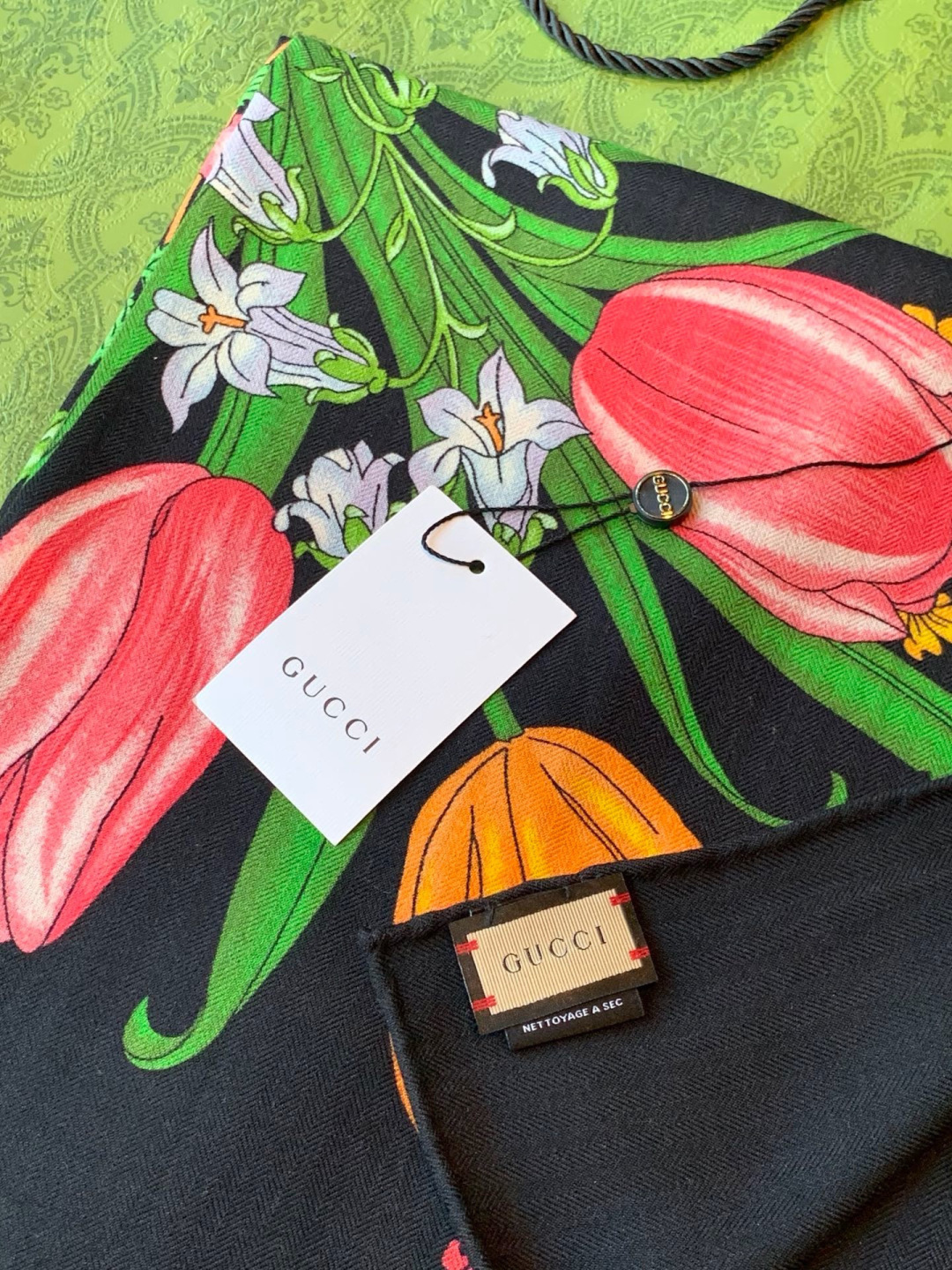 Gucci印花方巾 【双面同色印花】 春夏系列倾情推出活力十足的配饰，这款缀饰Gucci Flora花卉图案的方巾便是其