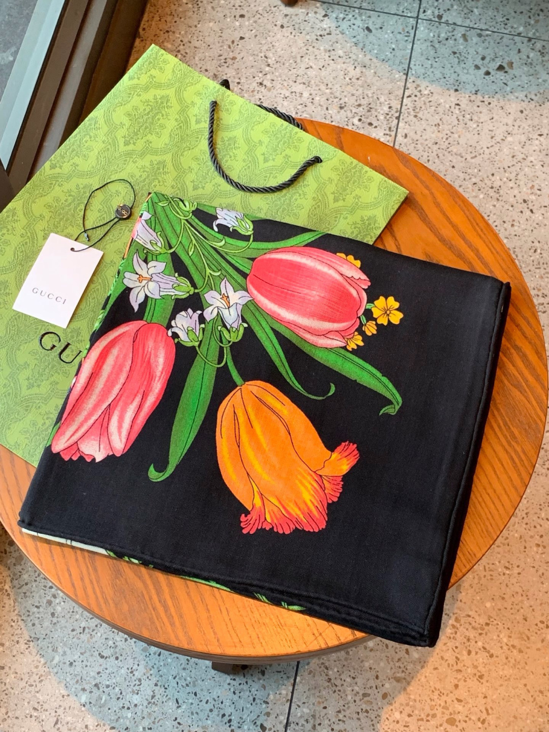 Gucci印花方巾 【双面同色印花】 春夏系列倾情推出活力十足的配饰，这款缀饰Gucci Flora花卉图案的方巾便是其