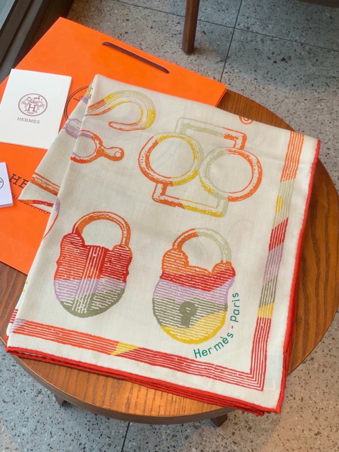 爱马仕(Hermes)【💗】 | “马具故事的诗意回顾”140披肩 【上新❤️】 永远秉承高品质 手工卷边羊绒和真丝混 爱马仕(Hermes)【💗】 | “马具故事的诗意回顾”140披肩 【上新❤️】 永远秉承高品质 手工卷边羊绒和真丝混